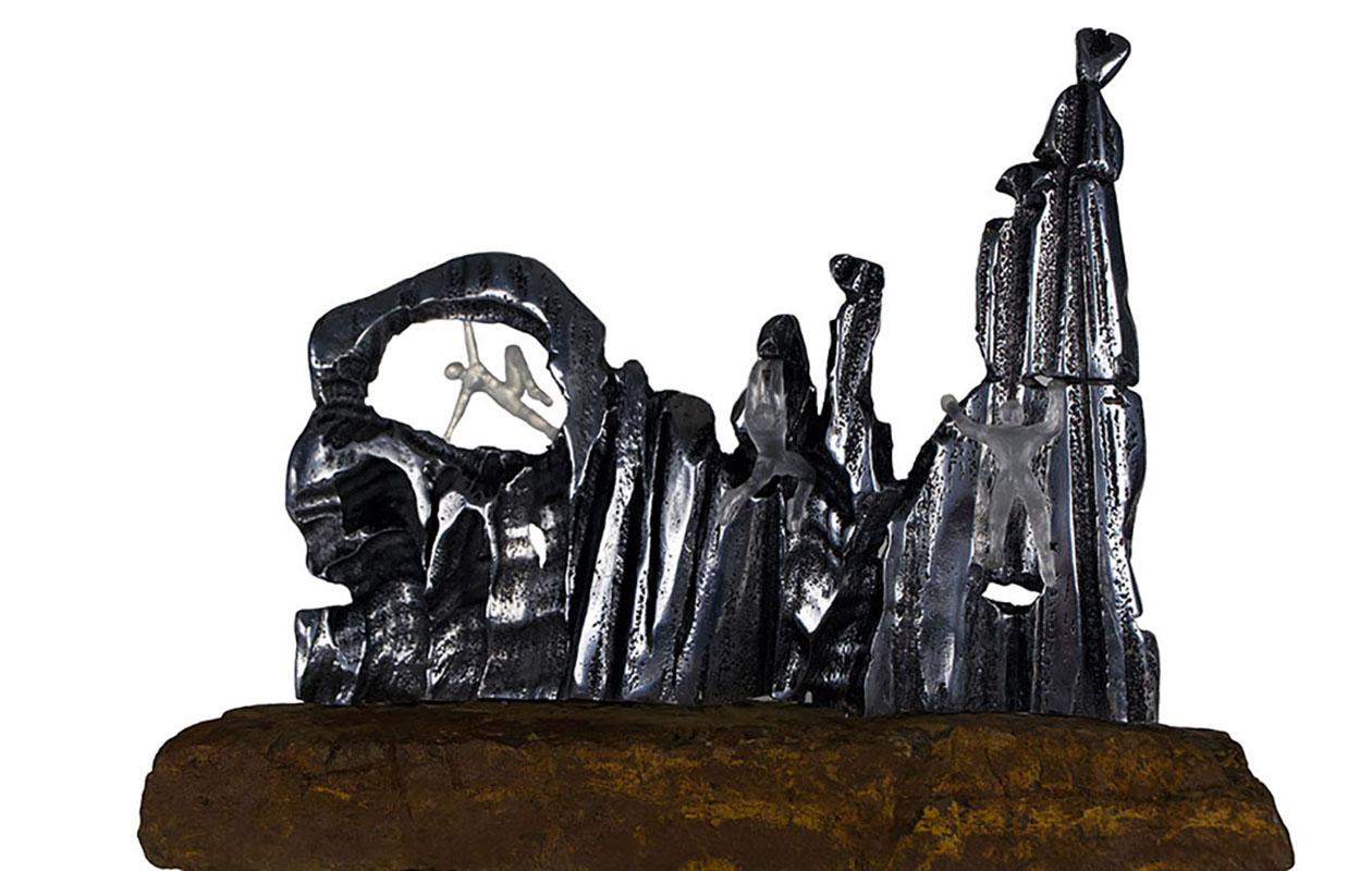 David Marshall Figurative Sculpture –  Hänge-Skulptur aus Glas und Metall mit natürlichem Steinsockel, Farbe Silber 