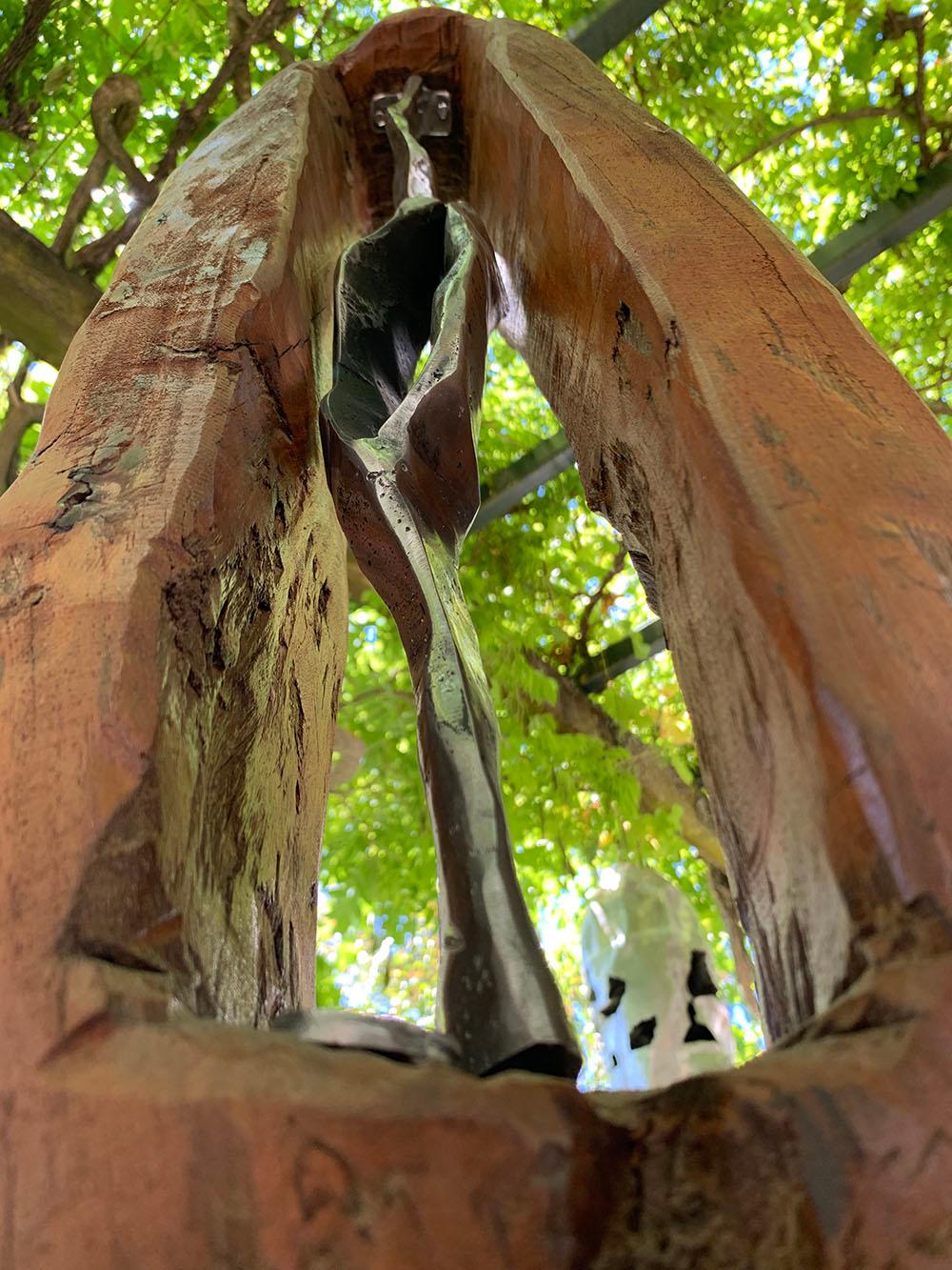  Moderne Silber-Gartenskulptur aus Holz fr den Auenbereich  Aluminium-Abstrakte Wolkenbaum  – Sculpture von David Marshall