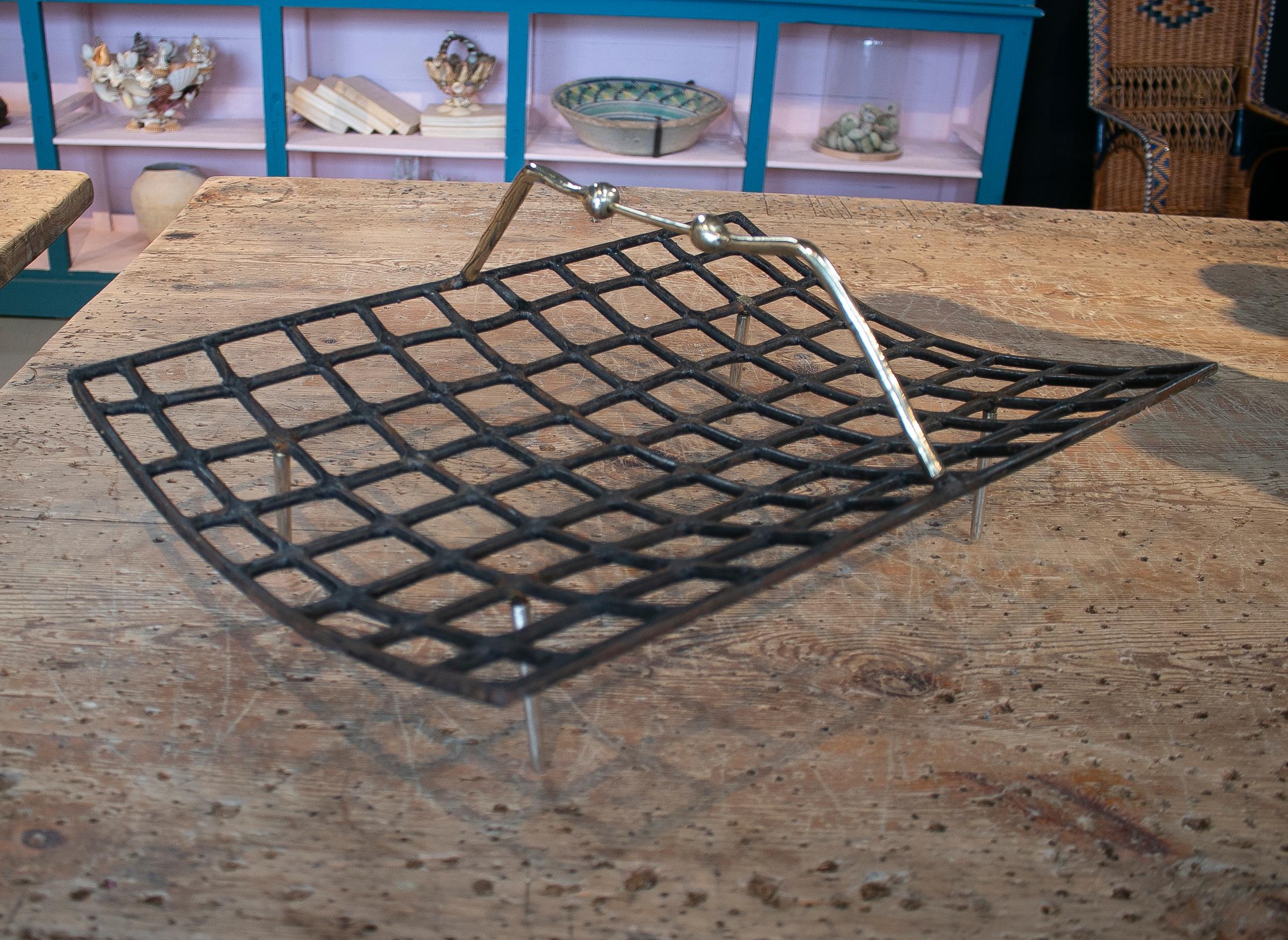 David Marshall, 1980s Bronze and Iron Magazine Rack In Good Condition For Sale In Marbella, ES