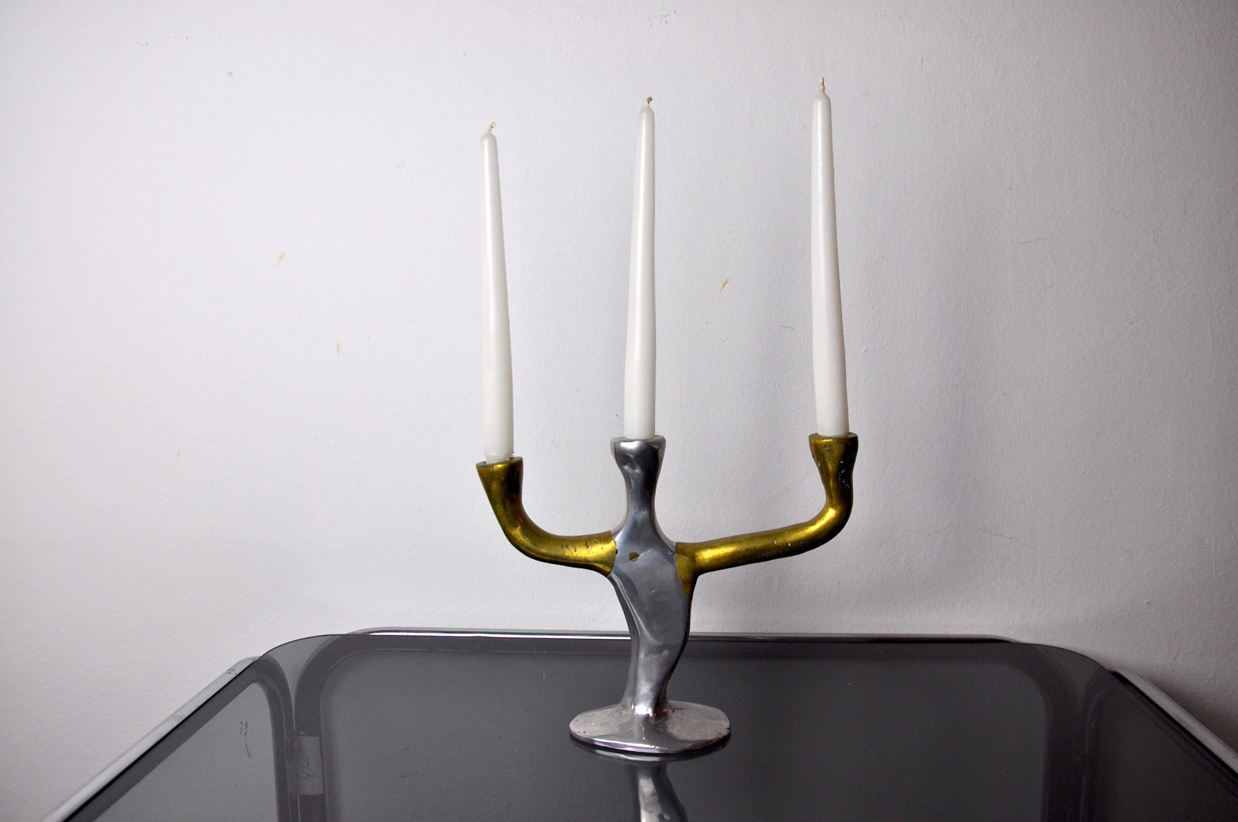 Superb and rare Brutalist candle holder designed and produced by artist David Marshall in the 70s, spain.

Rare works of the artist composed of three arms in brass and silver metal that can support three candles.

Ref: 892.