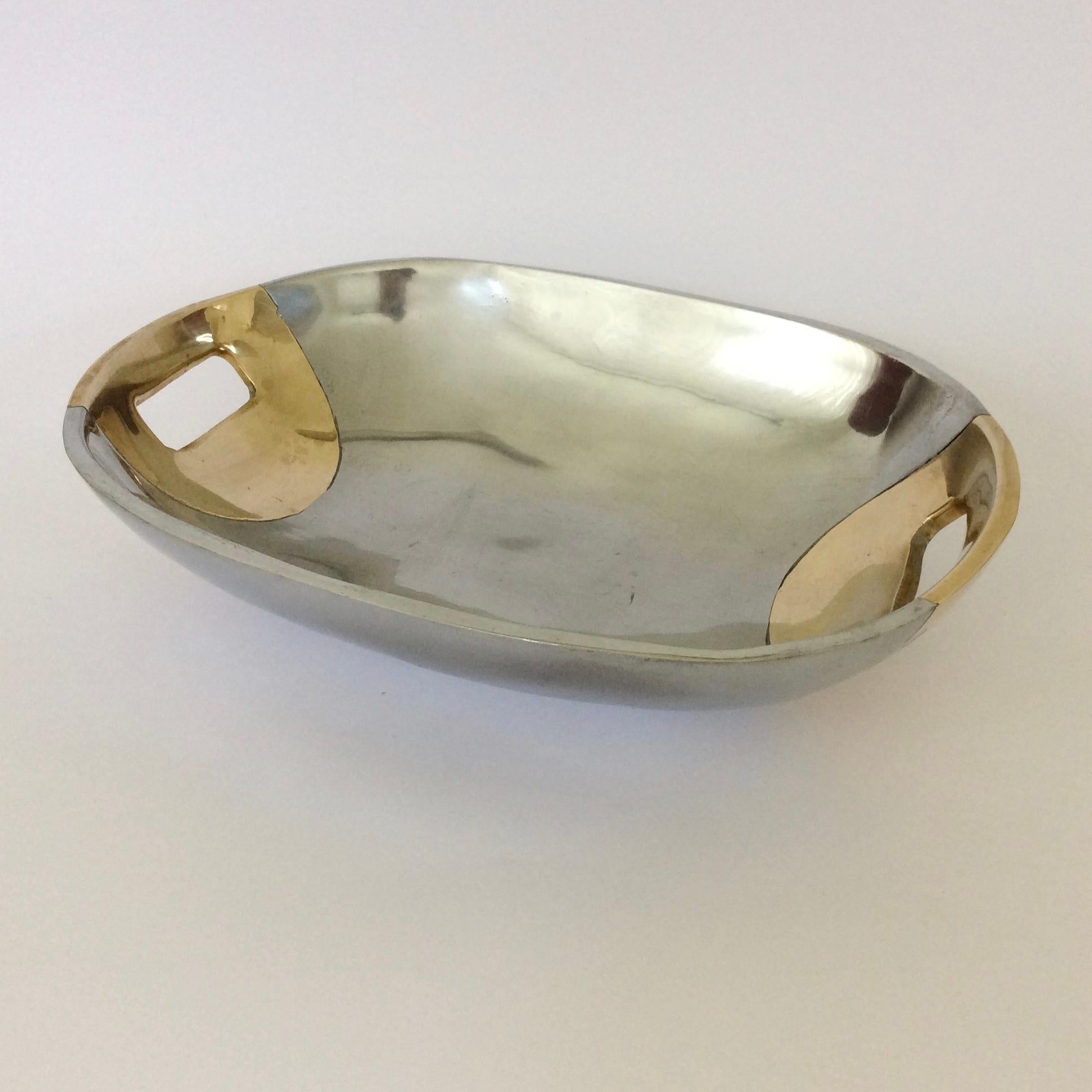 Nice David Marshall aluminium and brass tray or vide-poche, circa 1970, Spain.
Stamped underneath.
Dimensions: 25 cm W, 18 cm D, 6 cm H.
Good original condition.
We ship worldwide.
 