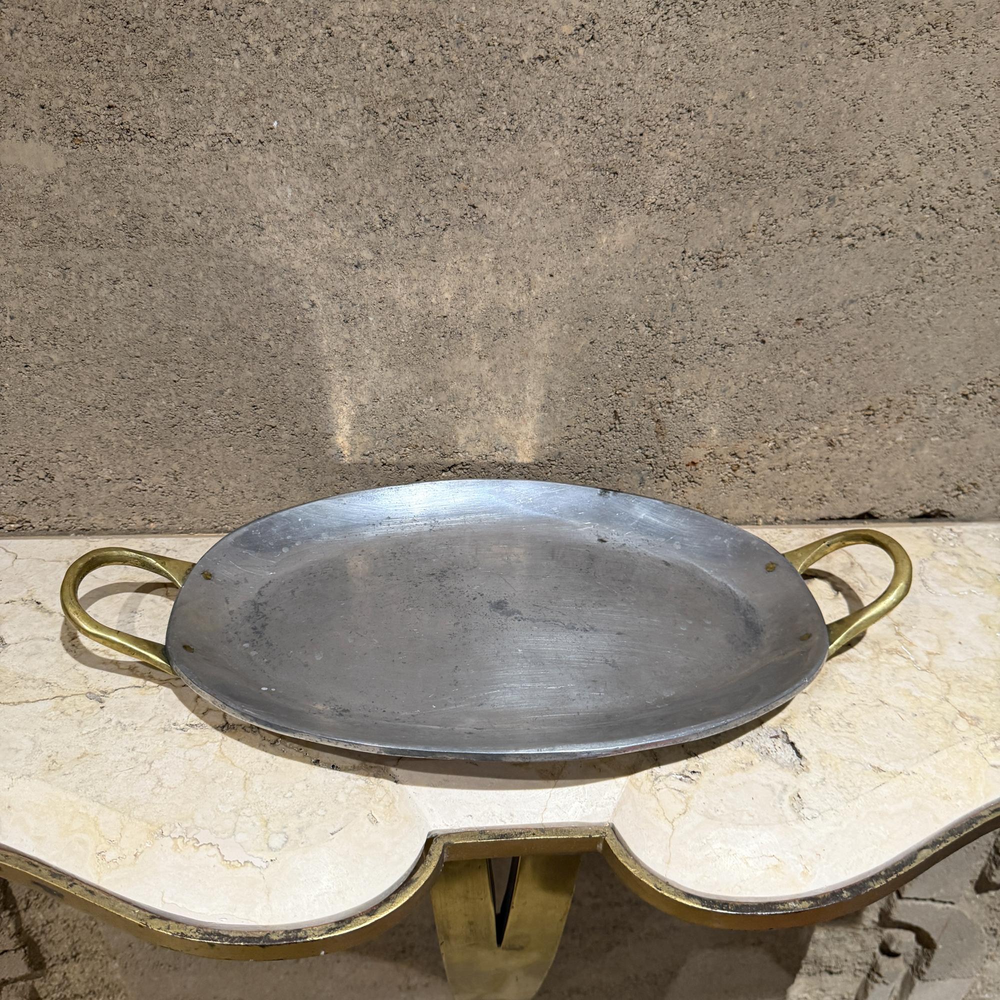For your consideration, a vintage serving platter designed attributed by David Marshall. Unmarked. Constructed with aluminum (oval plate) and brass (handles).  Mid-century modern clean design. 

Dimensions:  2