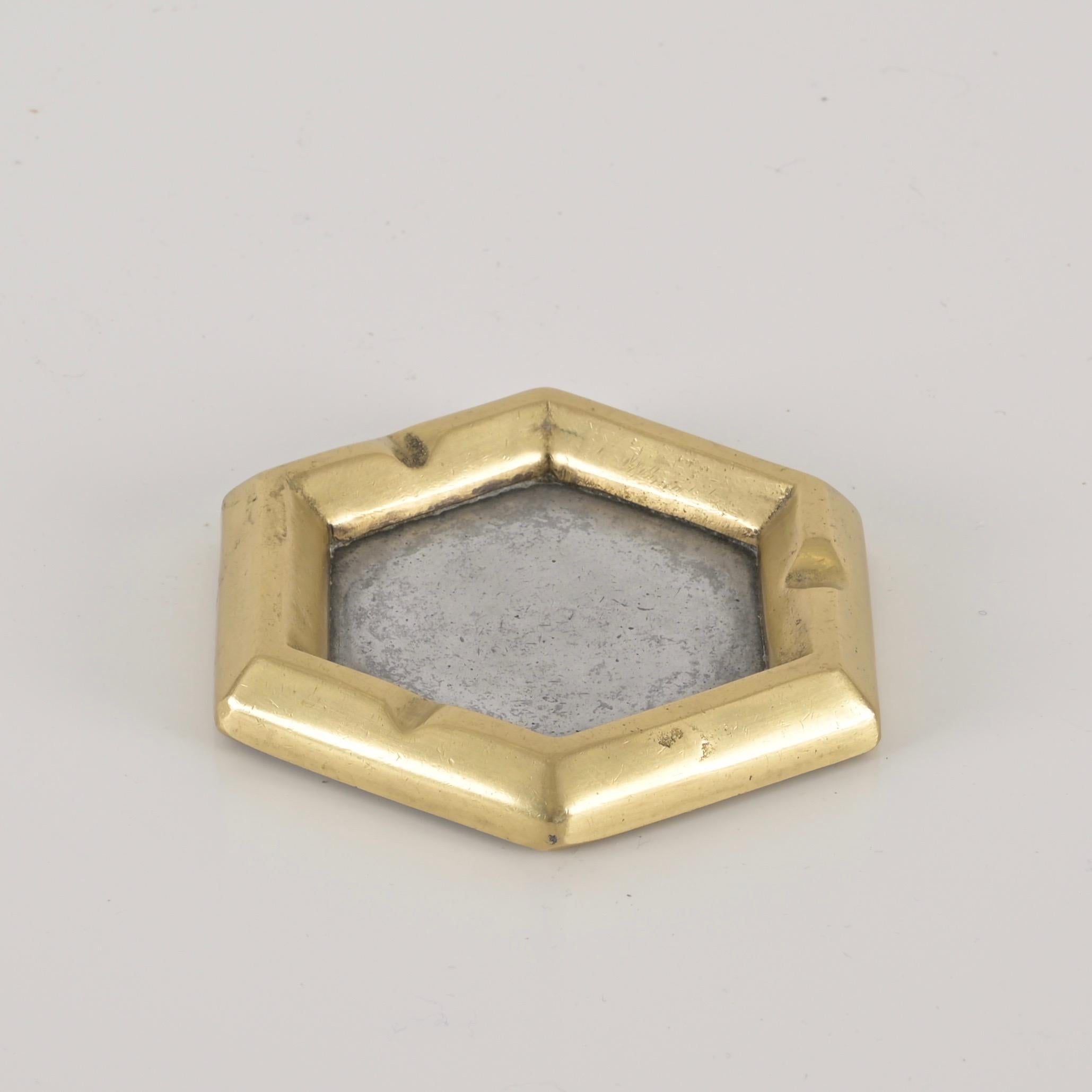 20th Century David Marshall hexagonal ashtray in cast brass and aluminum from the 1970s For Sale