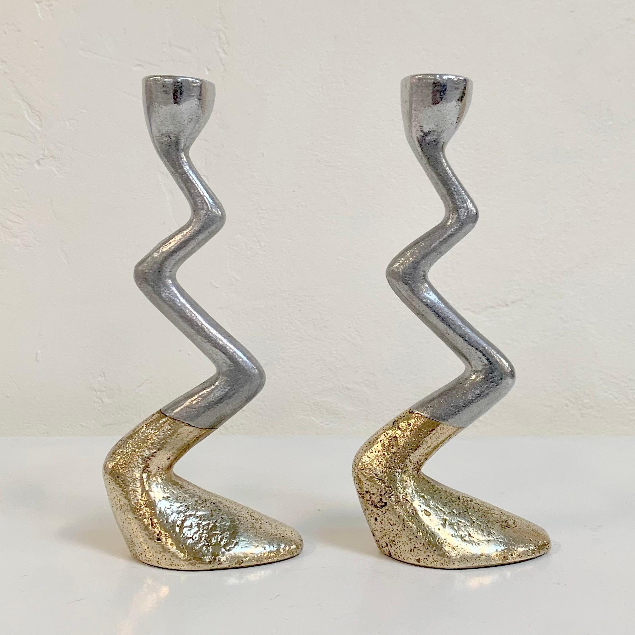 Hübsches Paar David Marshall Kerzenständer, um 1970, Spanien.
Messing- und Aluminiumguss.
Abmessungen: 25 cm H, 11 cm B, 7 cm T.
Wir versenden weltweit
Alle Käufe sind durch unsere Käuferschutzgarantie abgedeckt.
Dieser Artikel kann innerhalb von 7