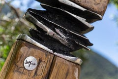 " IMNEK" Totem moderno da esterno Scultura in legno riciclato, metallo, alluminio fuso
