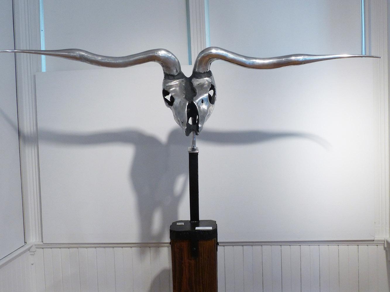 Sculpture abstraite d'extérieur crâne de Longhorn en bois métal aluminium - Contemporain Art par David Marshall