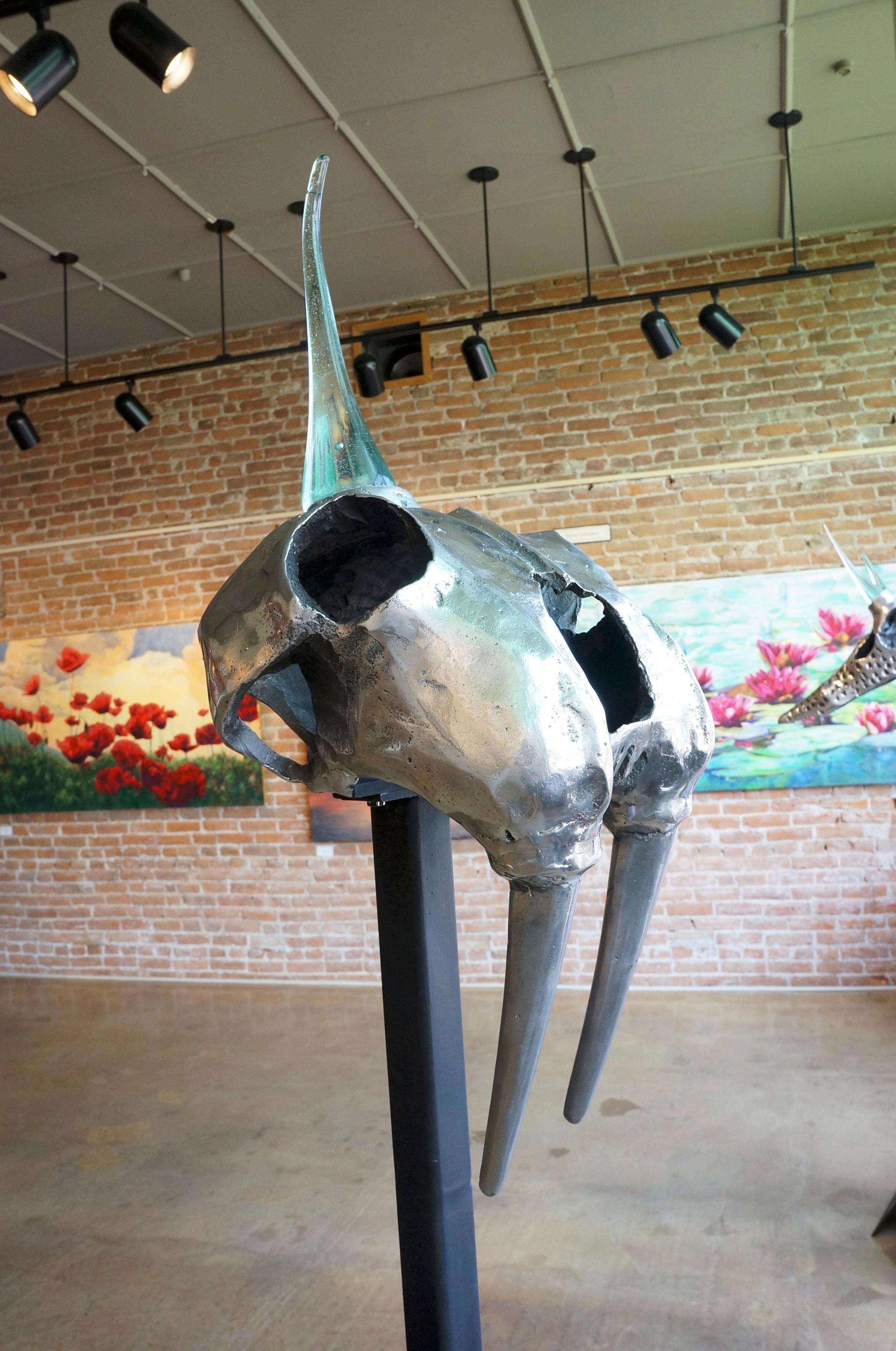 Original Fantasie- Totenkopf-Skulptur „ Sabretooth“ aus Aluminiumguss, Glas, Stahl und Stahl (Abstrakt), Sculpture, von David Marshall