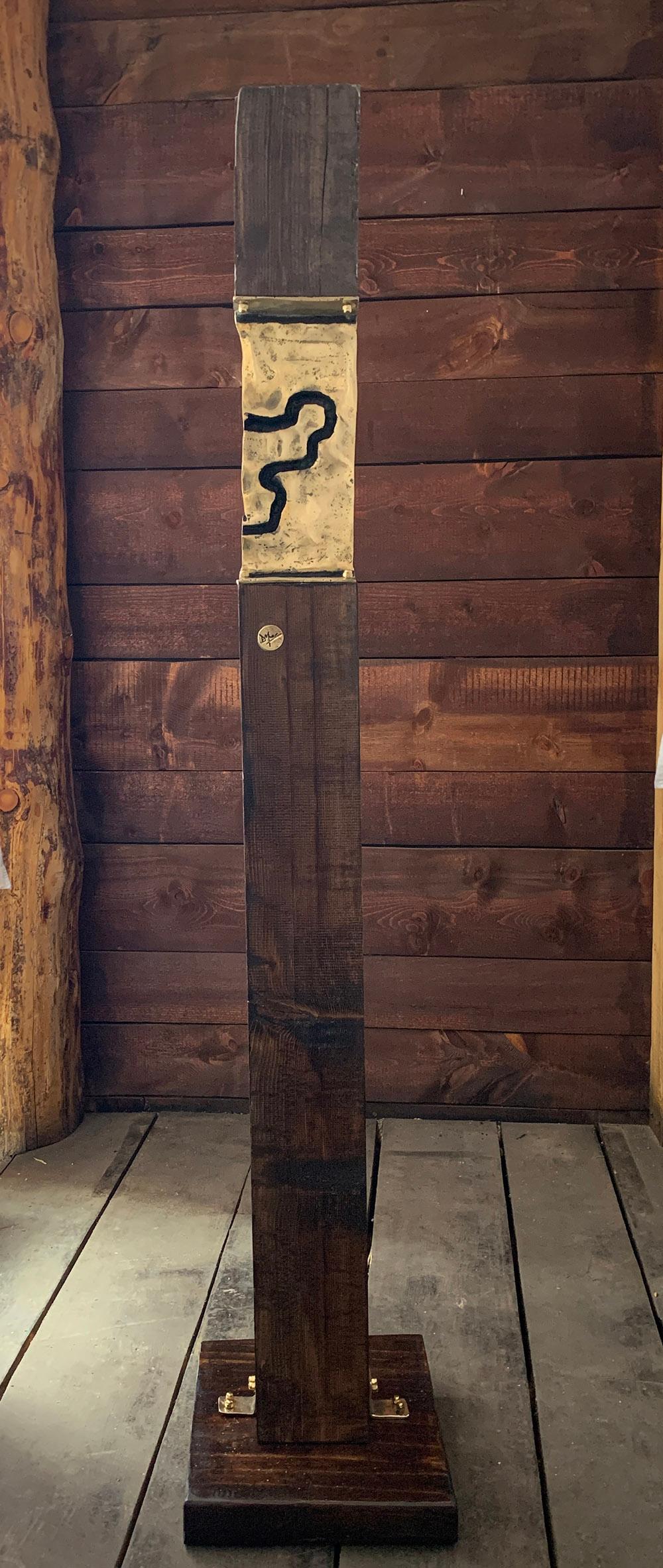 « Totem Moab II » Sculpture d'extérieur abstraite unique en bois, laiton et or - Contemporain Art par David Marshall