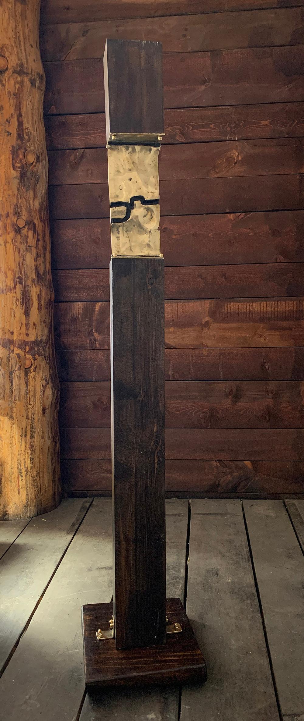 « Totem Moab II » Sculpture d'extérieur abstraite unique en bois, laiton et or en vente 2