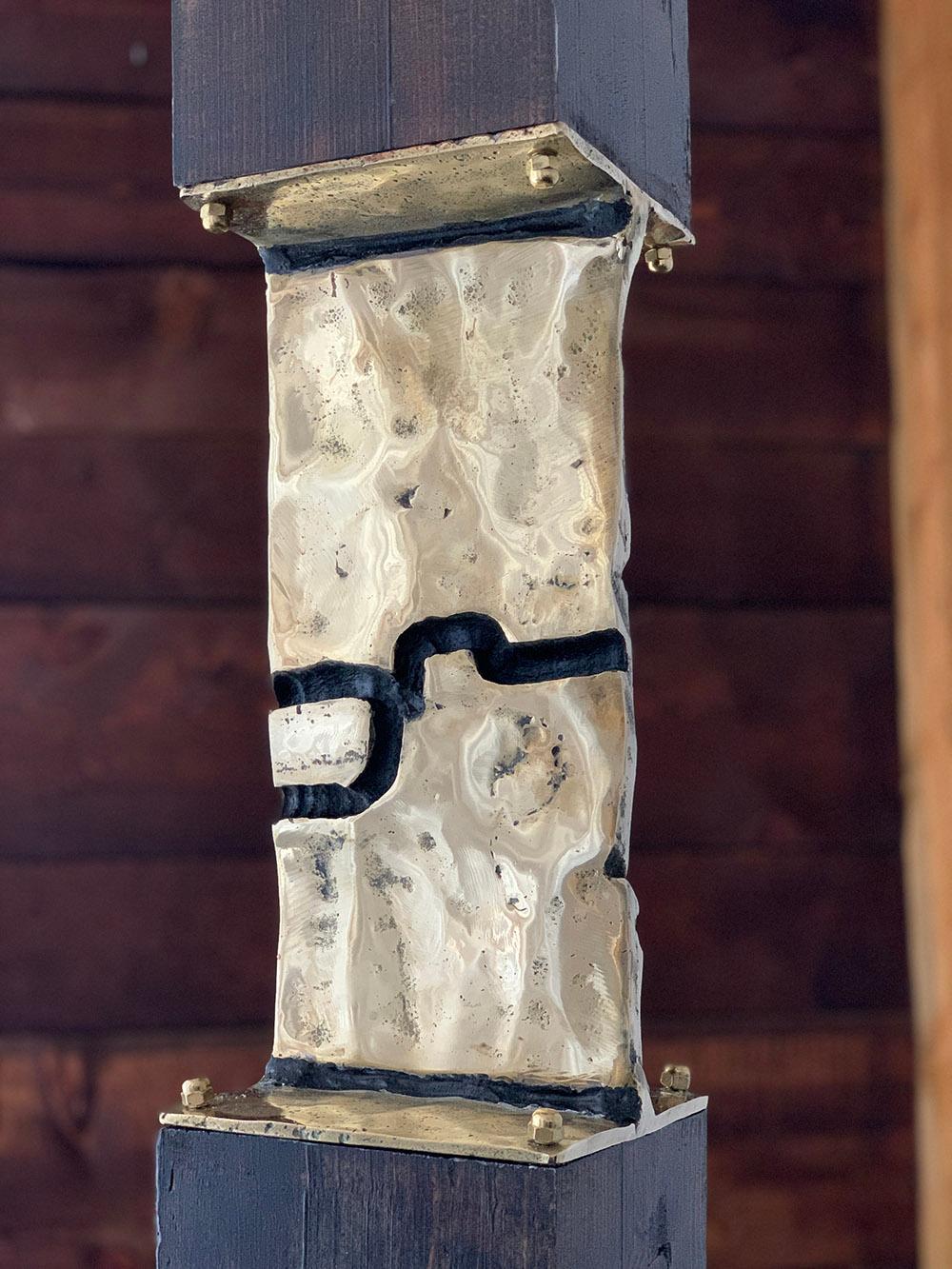 « Totem Moab II » Sculpture d'extérieur abstraite unique en bois, laiton et or en vente 1