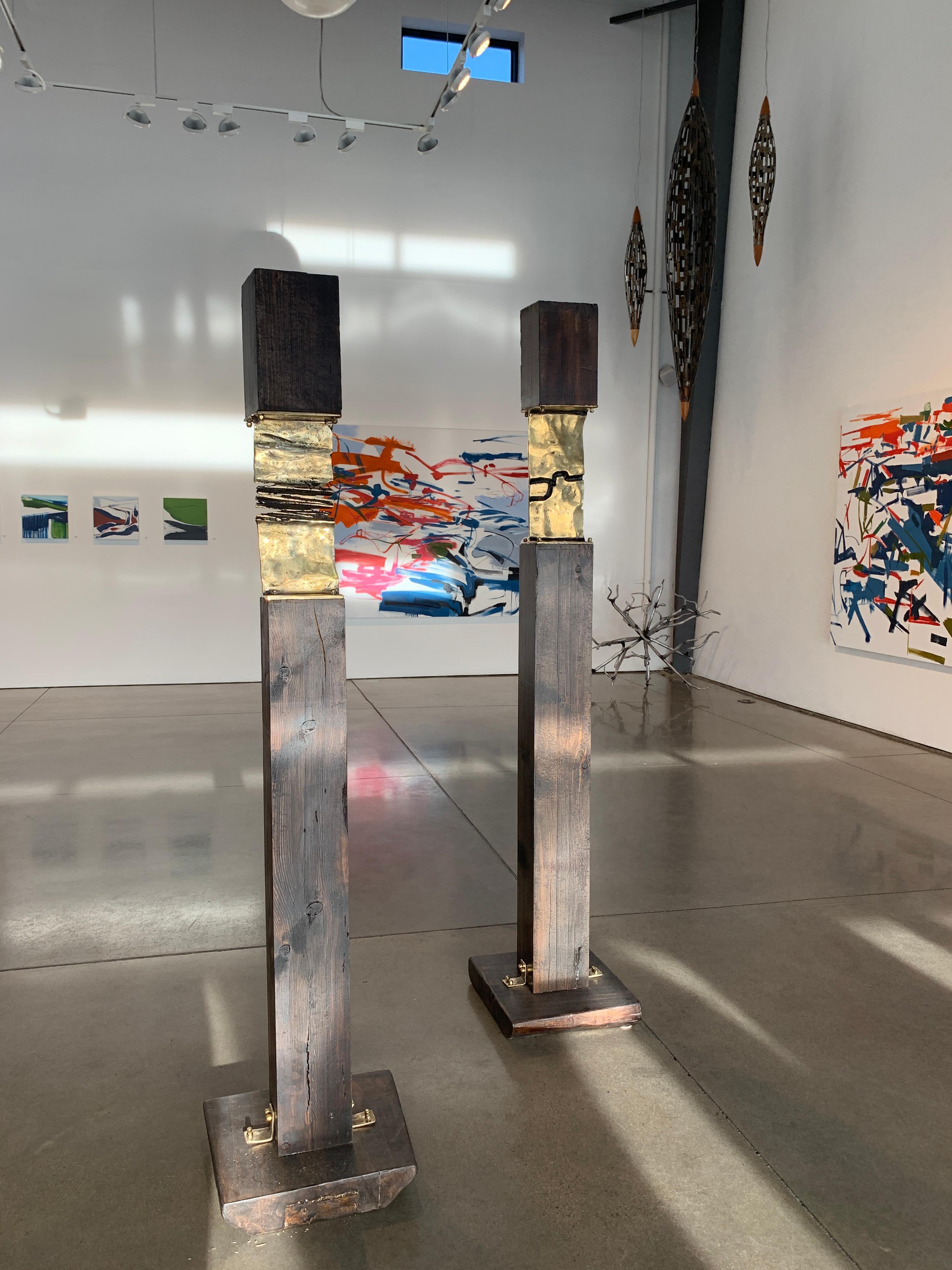 « Totem Moab II » Sculpture d'extérieur abstraite unique en bois, laiton et or en vente 3