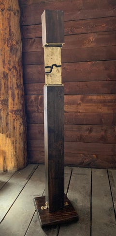 « Totem Moab II » Sculpture d'extérieur abstraite unique en bois, laiton et or