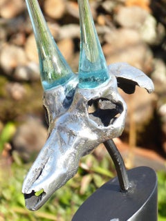Sculpture de crâne fantaisiste "Cabra", extérieure, verre moulé, acier