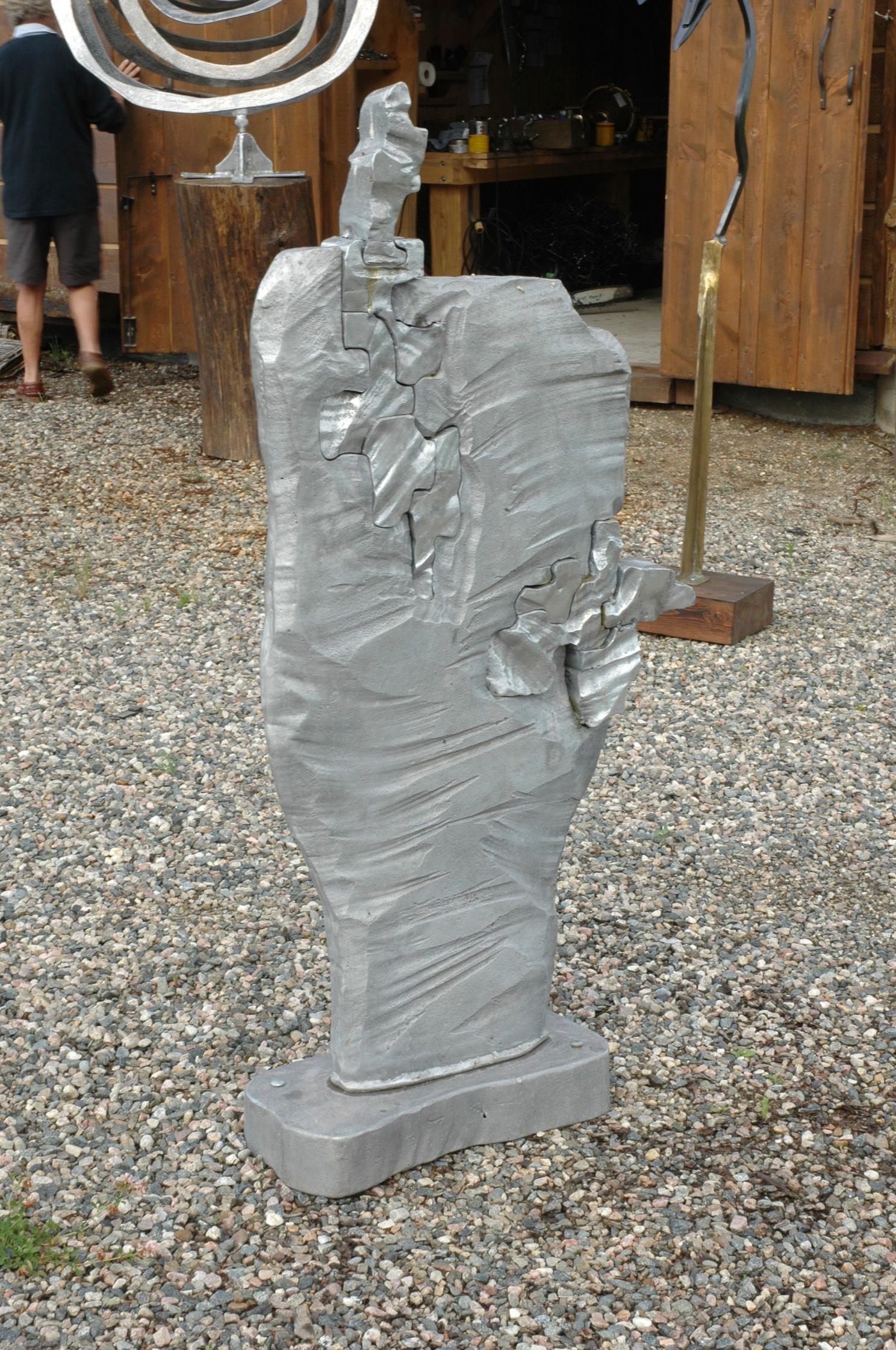 David Marshall Abstract Sculpture – "El Castillejo" Garten Zeitgenössische Aluminium-Skulptur Holzsockel