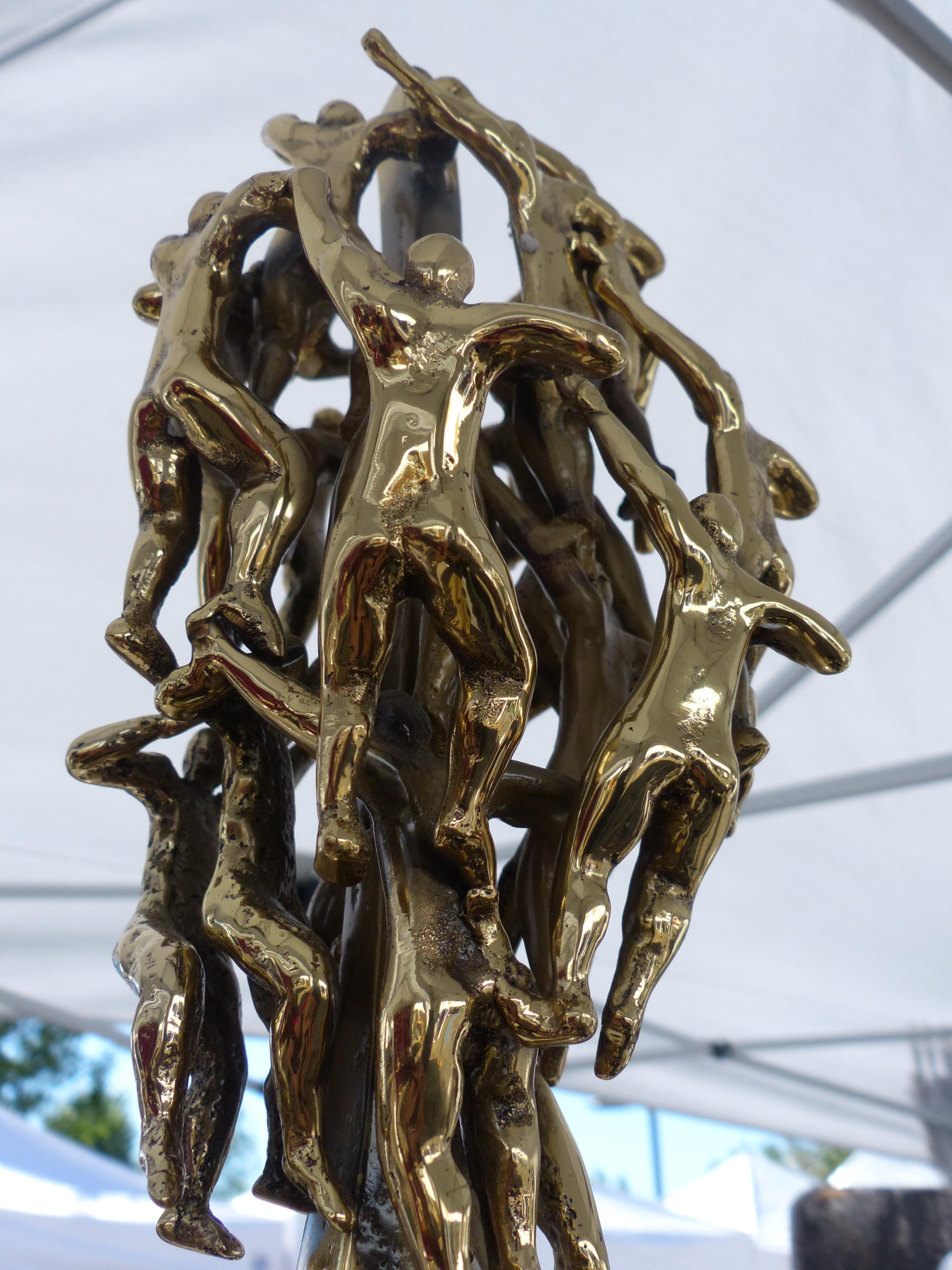 Sculpture de table en laiton avec base en bois 