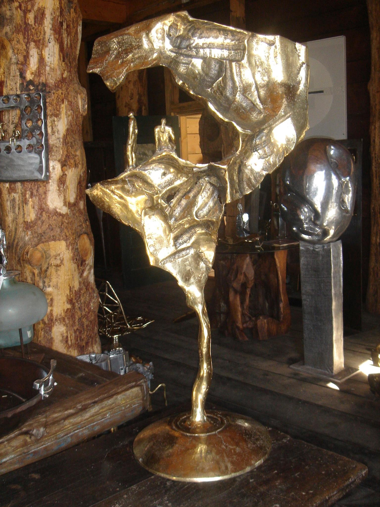 Figurative Sculpture de David Marshall - "Meditación" Escultura figurativa moderna para exterior de latón fundido