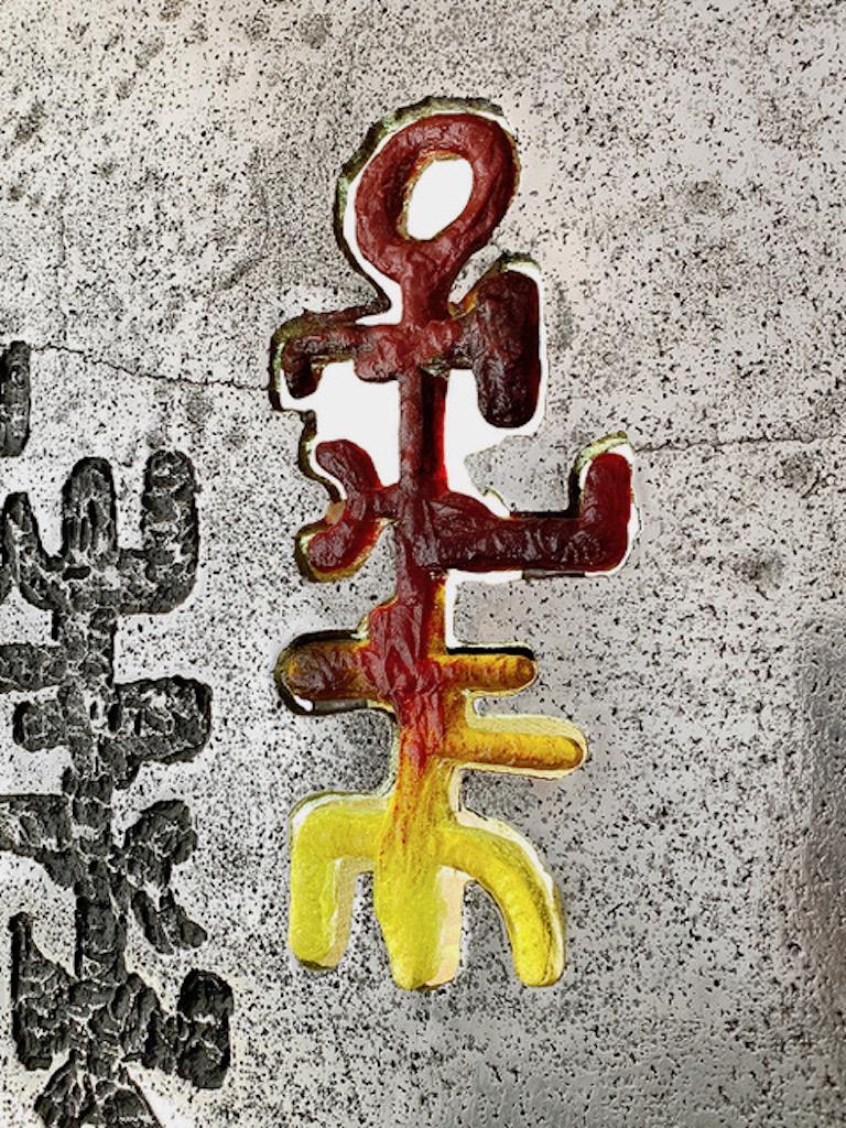 Murale contemporaneo in vetro e metallo da parete Rosso Giallo Argento di DM and J. Baker - Sculpture di David Marshall