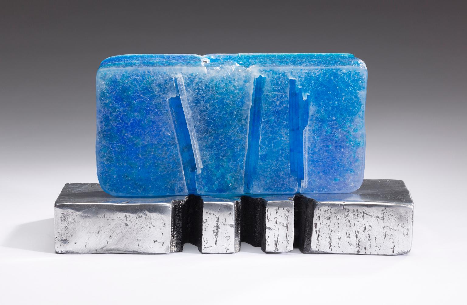  Tischplatte aus blauem Glas-Skulptur, silberfarbener Sockel, von J. Baker, D. Marshall  (Abstrakt), Mixed Media Art, von David Marshall