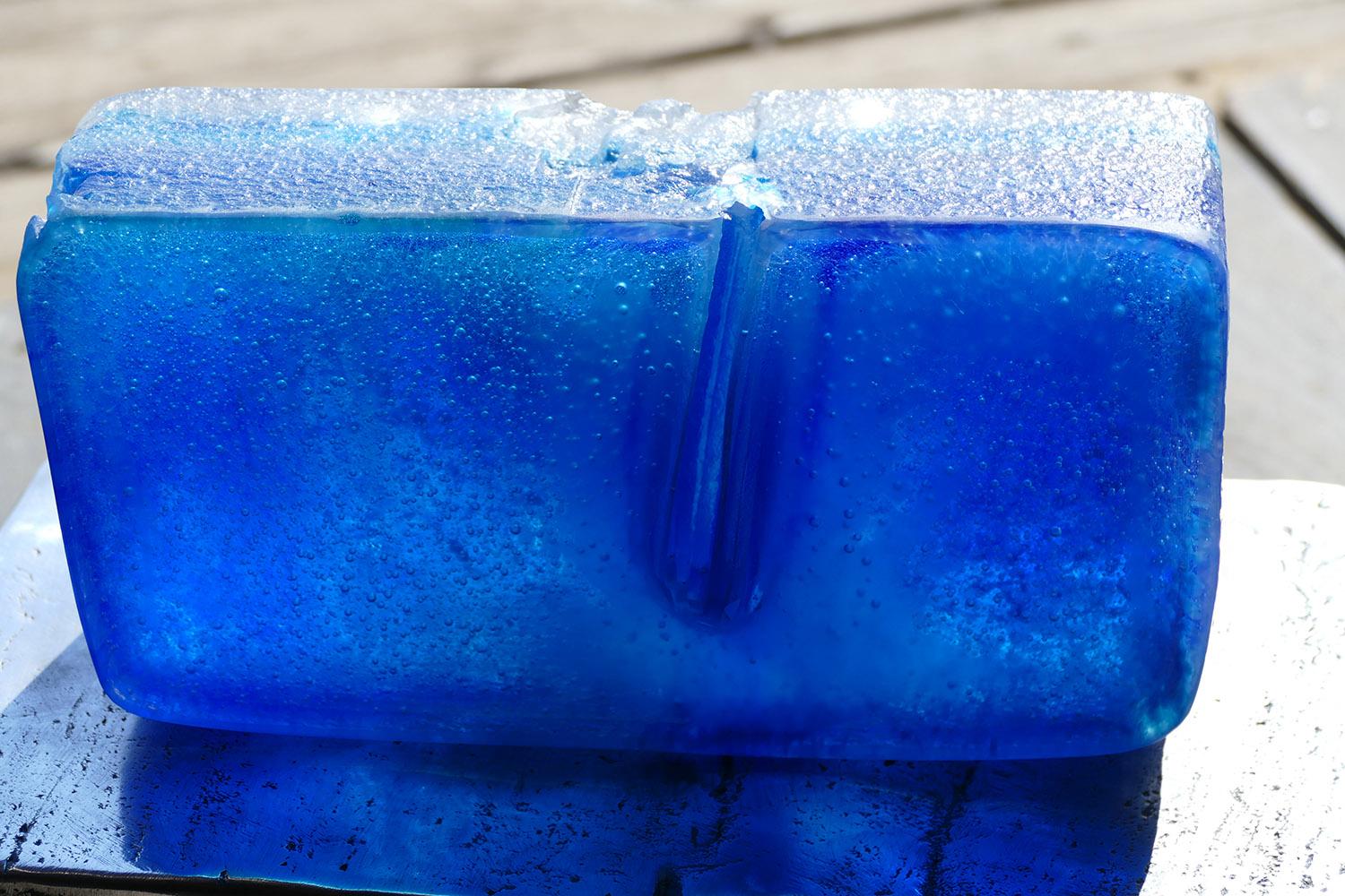 Scultura da tavolo in vetro blu, base color argento, di J. Baker, D. A. Marshall in vendita 1