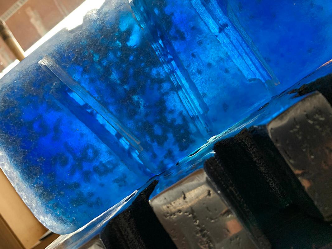  Tischplatte aus blauem Glas-Skulptur, silberfarbener Sockel, von J. Baker, D. Marshall  im Angebot 2