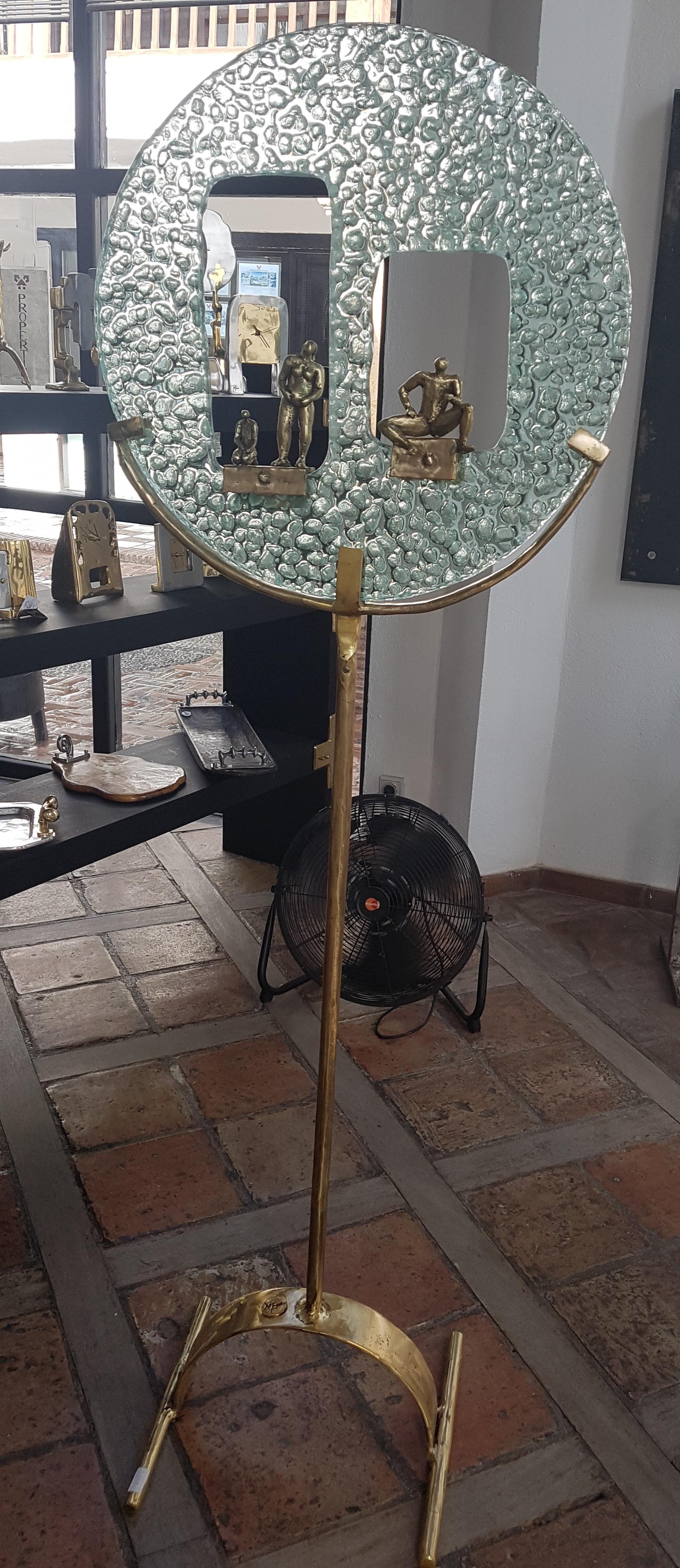 Sculpture abstraite figurative Tuat Den, verre, laiton moulé en vente 5