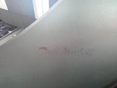 David Marshall Espejo moderno firmado de vidrieras en color pastel y marco redondo