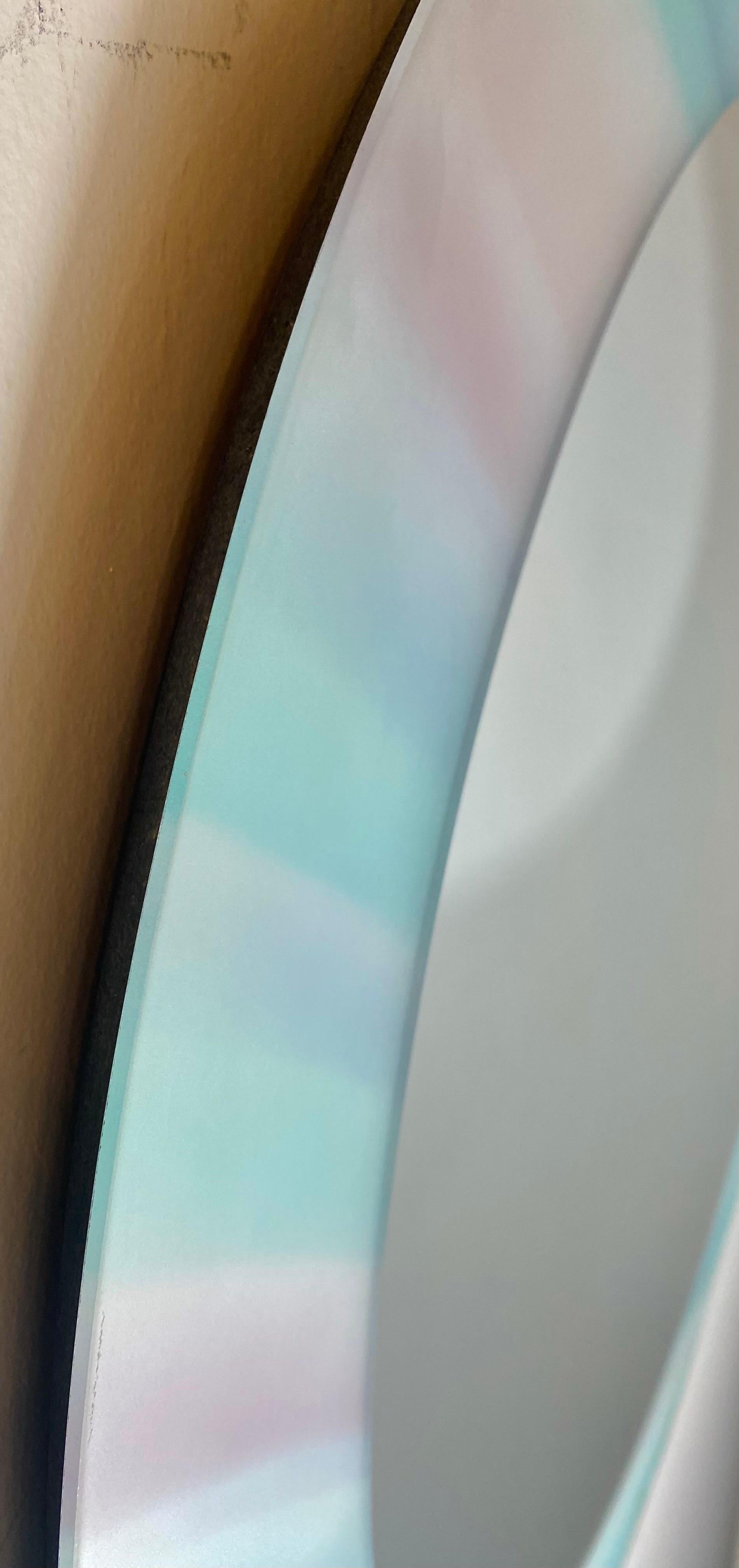 Miroir à cadre rond en verre teinté moderne de couleur pastel signé David Marshall  Bon état - En vente à Plainview, NY