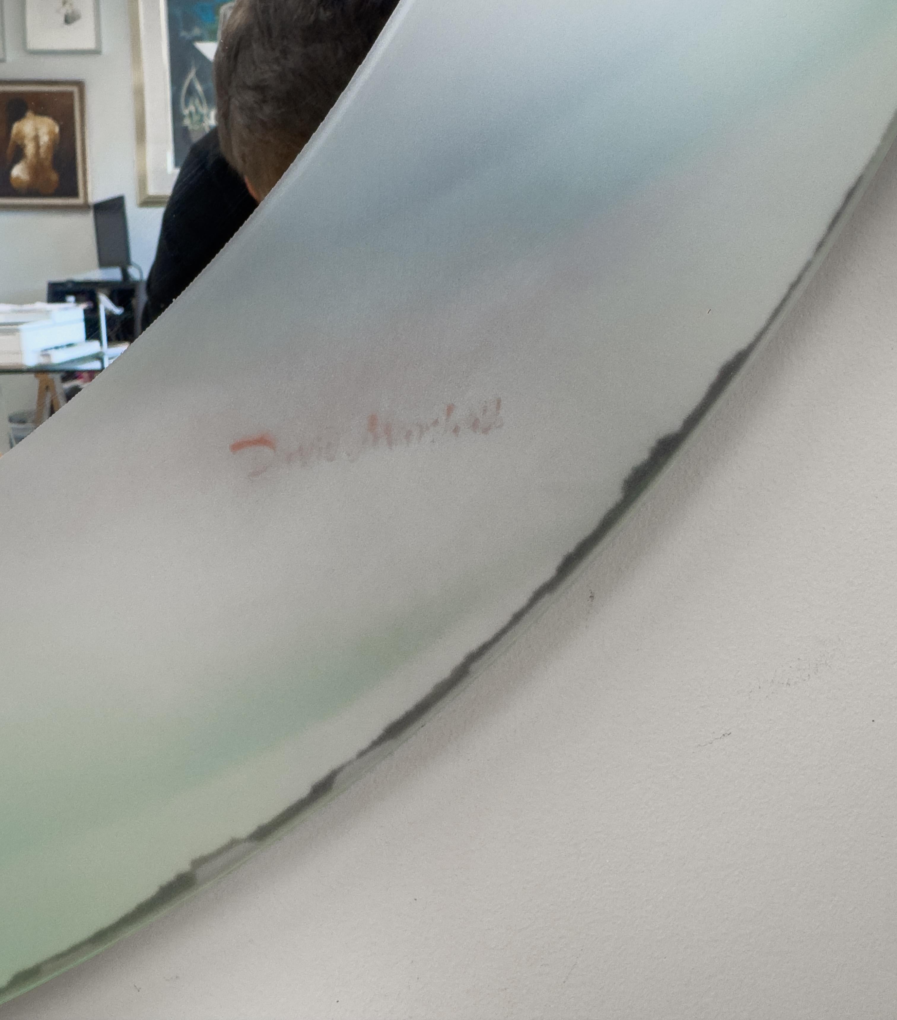 David Marshall Espejo moderno firmado de vidrieras en color pastel y marco redondo siglo XX en venta