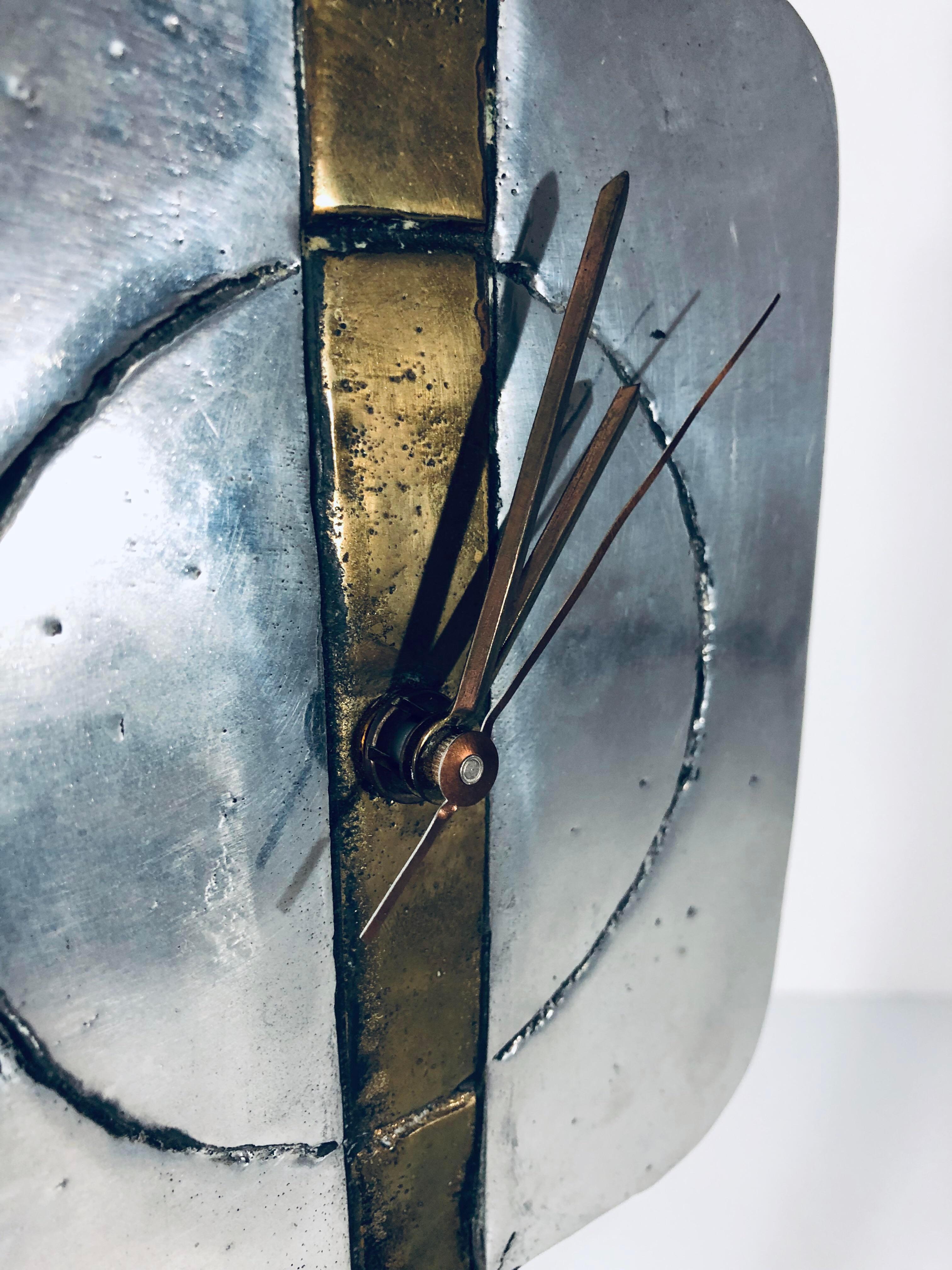 Skulpturale Uhr von David Marshall, signiert (Aluminium) im Angebot