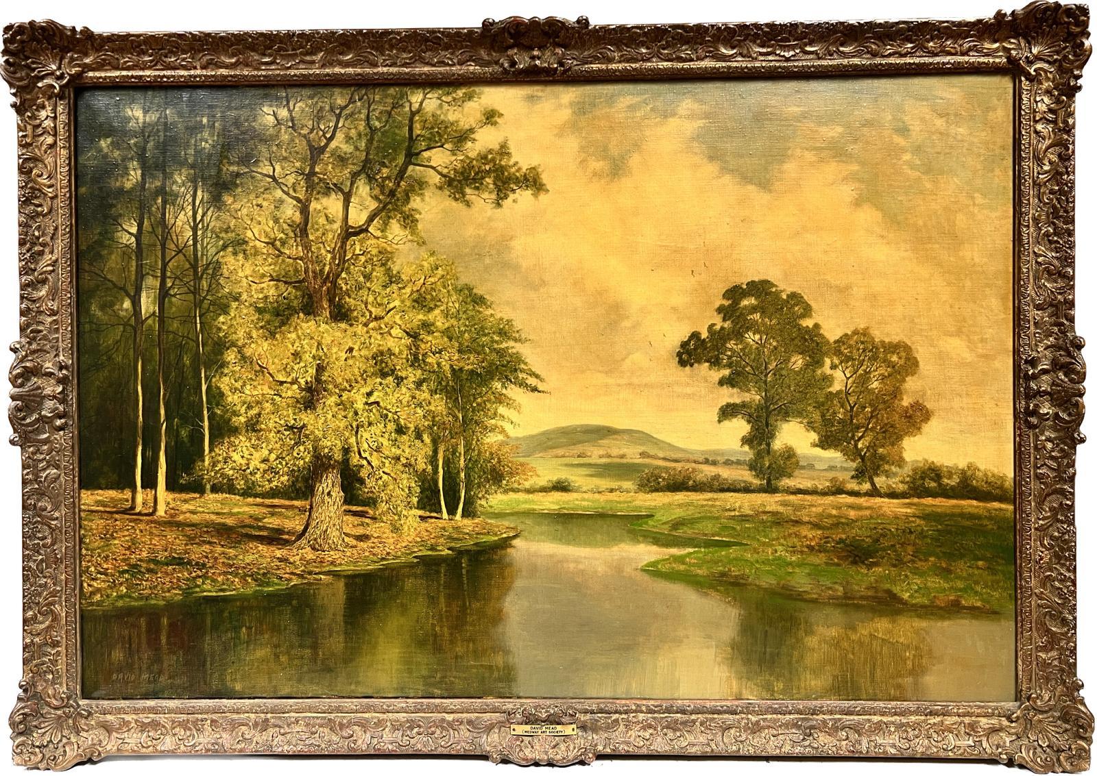 Grande peinture à l'huile britannique d'un paysage de rivière dorée avec des collines ondulantes, encadrée