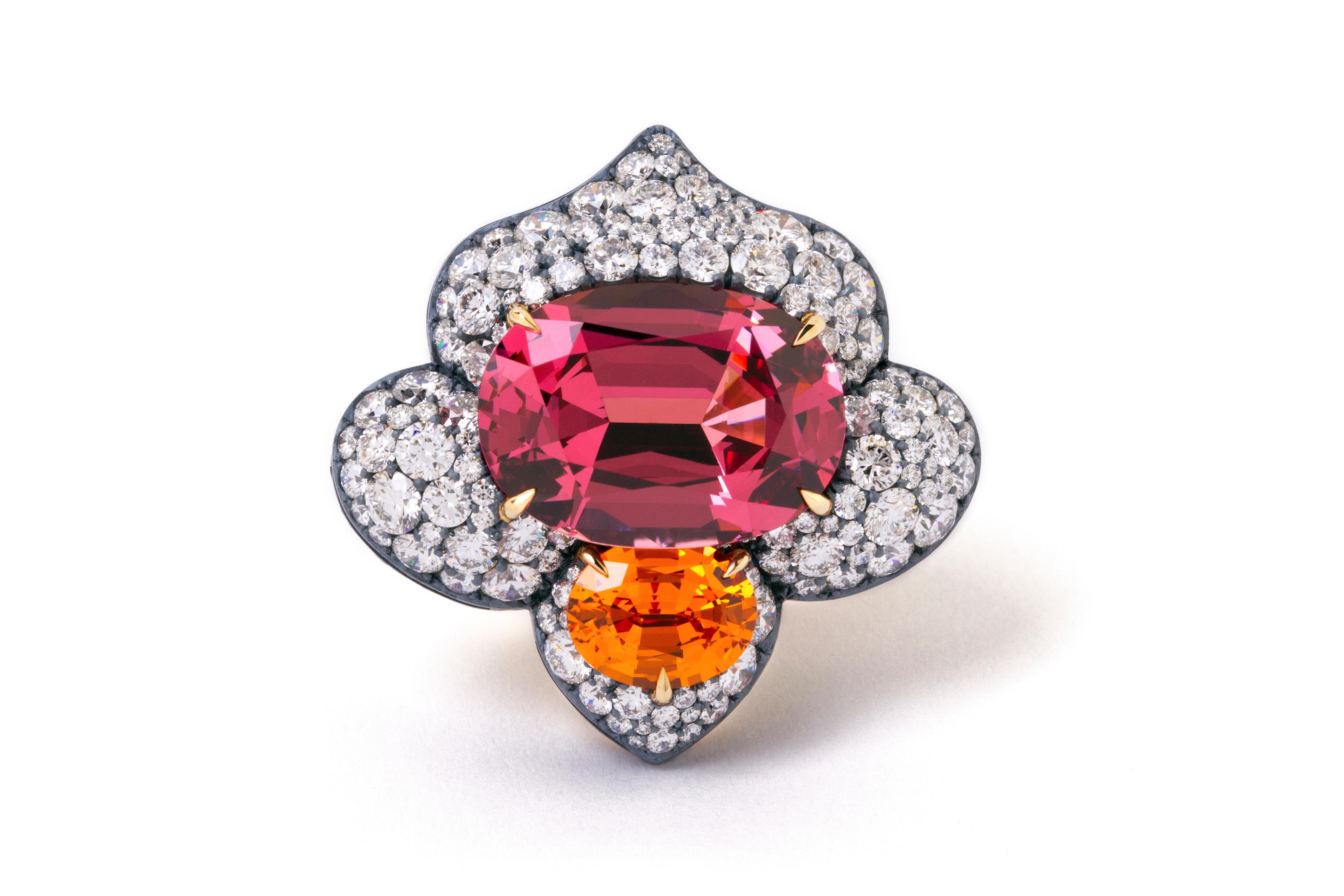18K Gold Silber Rosa Spinell, Spessartit Granat und Diamant Ring; Natürliche Spinell 15,56ct, Spessartit Granat 3,01ct; 20 Diamanten 2,21ct; Gelb Diamanten .84ct; Diamanten 6,78ct; 

Signiert DM für David Michael Jewels