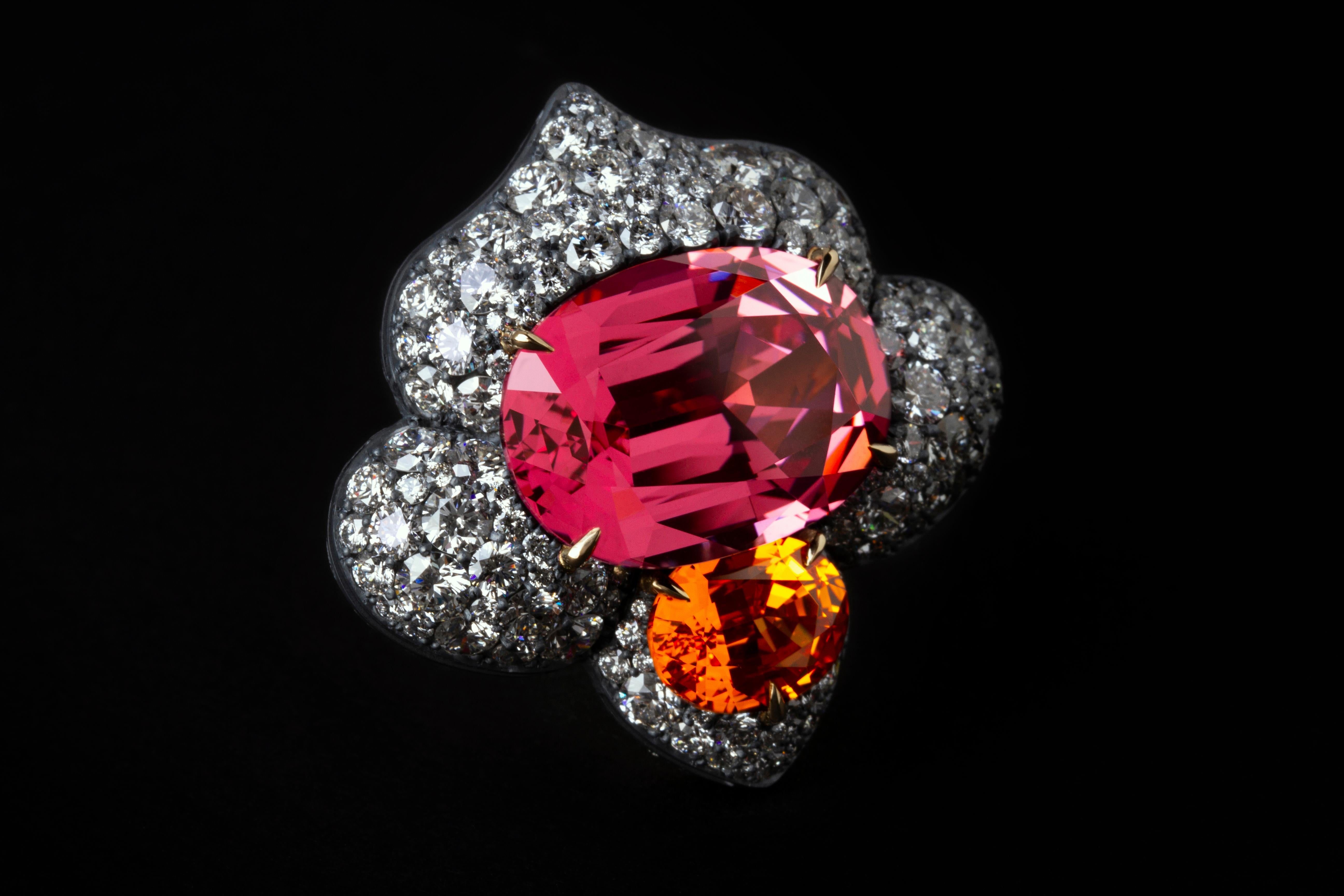 David Michael Ring aus Gold und Silber mit rosa Spinell und Granat (Antiker Kissenschliff) im Angebot