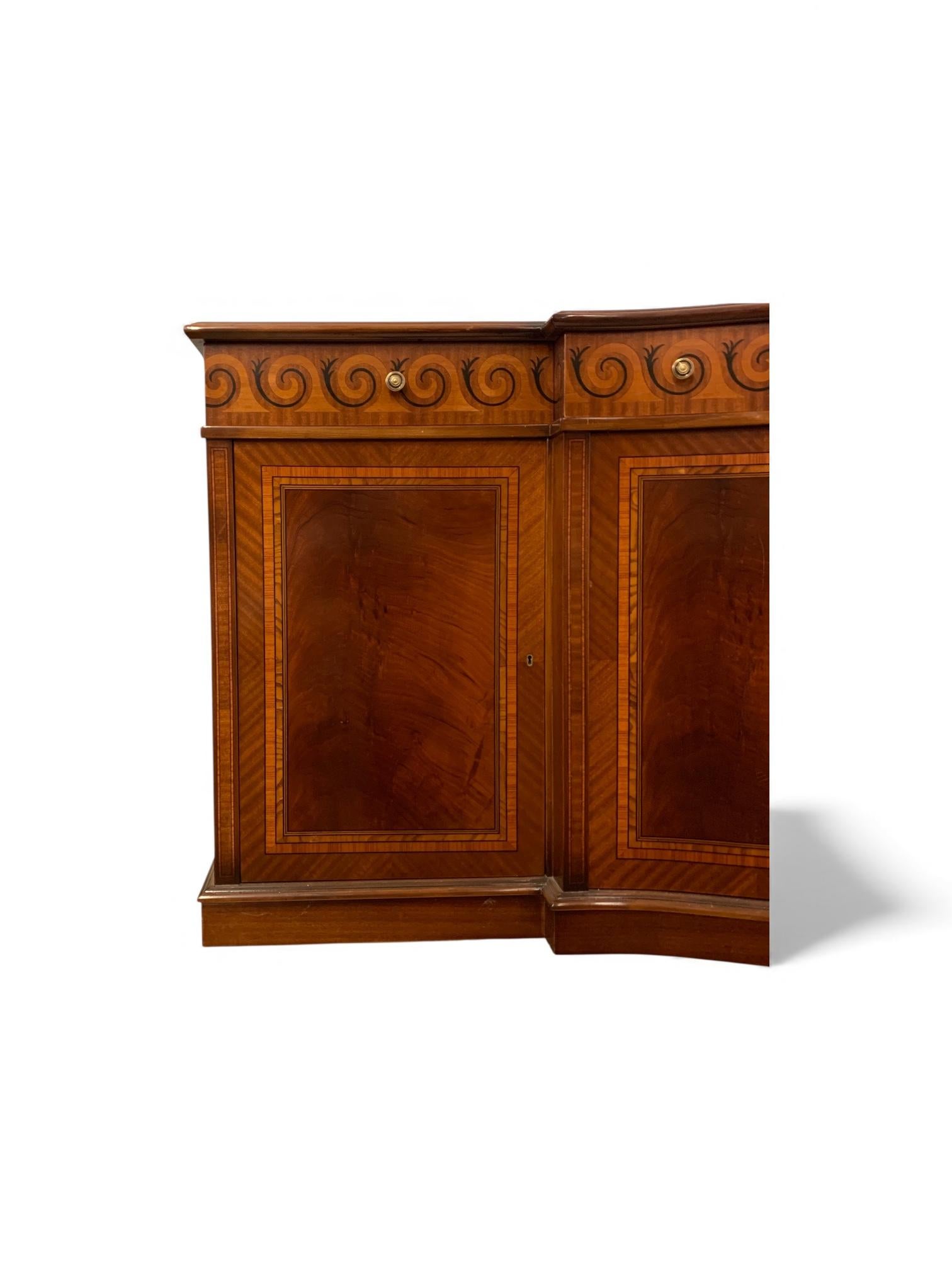 David Michael Italienisch Neo-Klassischen Stil Credenza Cabinet W / Palisander Inlay im Angebot 1