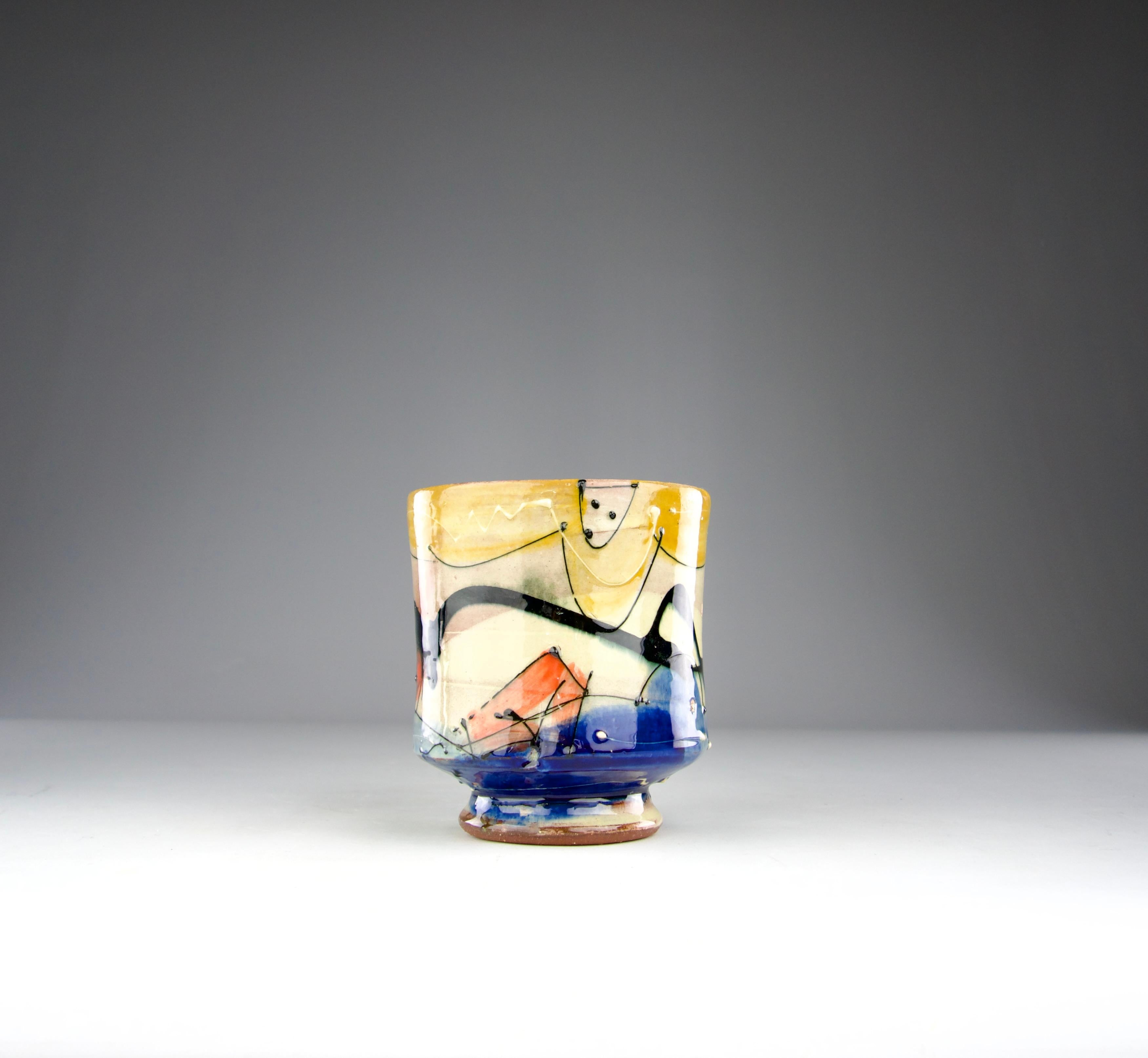 Hervorragende Teezeremonie / Matcha Schale Tasse von Keramiker David Miller. Schöne grafische Verzierungen, die an Graffiti-Kunst erinnern. Frankreich, ca. 2000er Jahre.

Abmessungen in cm ( H x L x L ) : 13 x 11,7 x 10

In ausgezeichnetem
