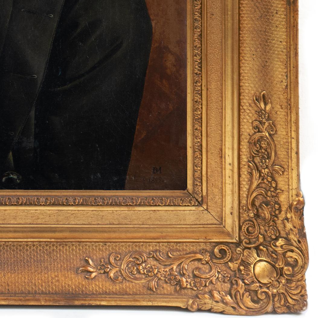 Giovane uomo in gilet di broccato giallo