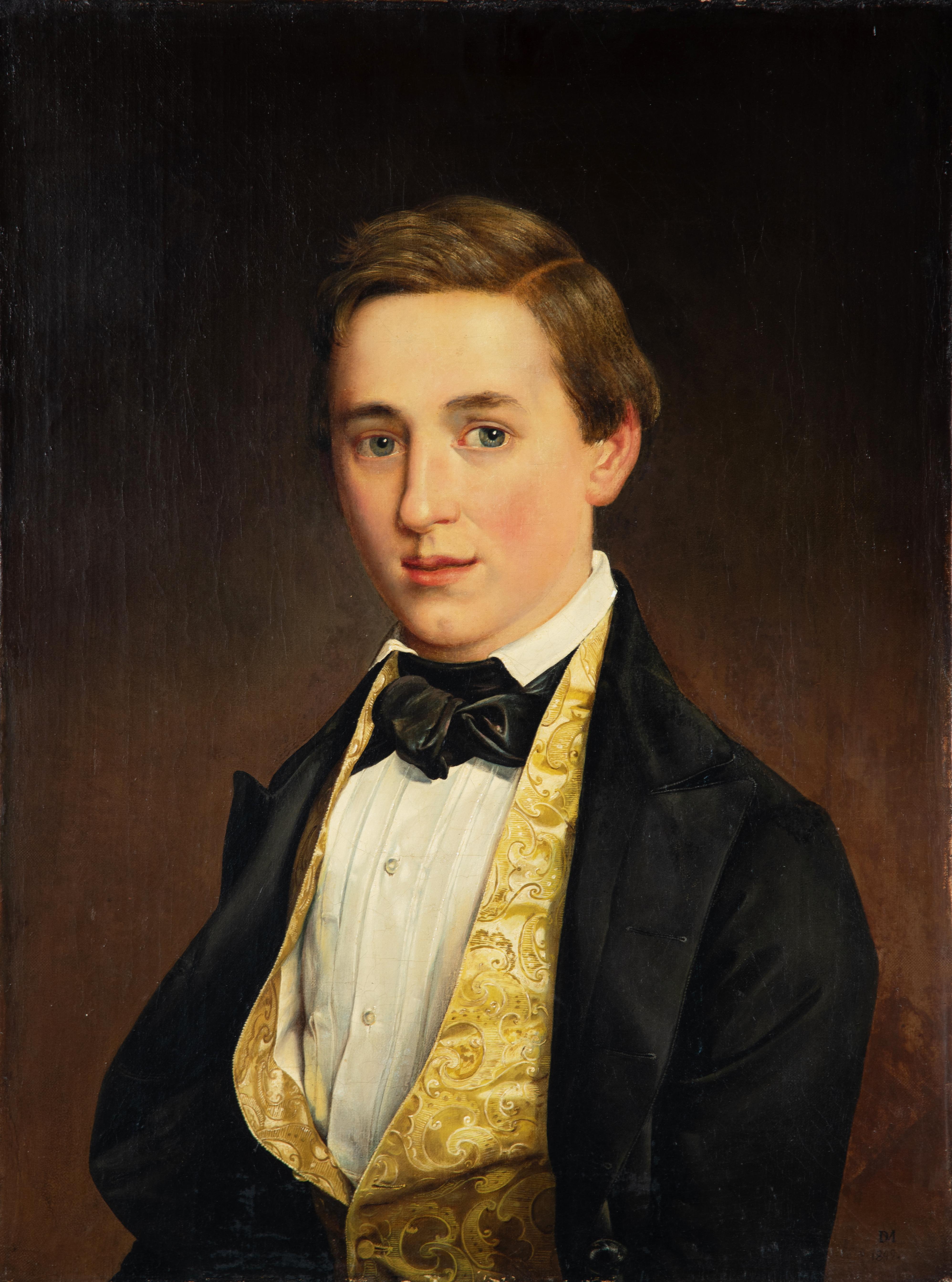 Giovane uomo in gilet di broccato giallo