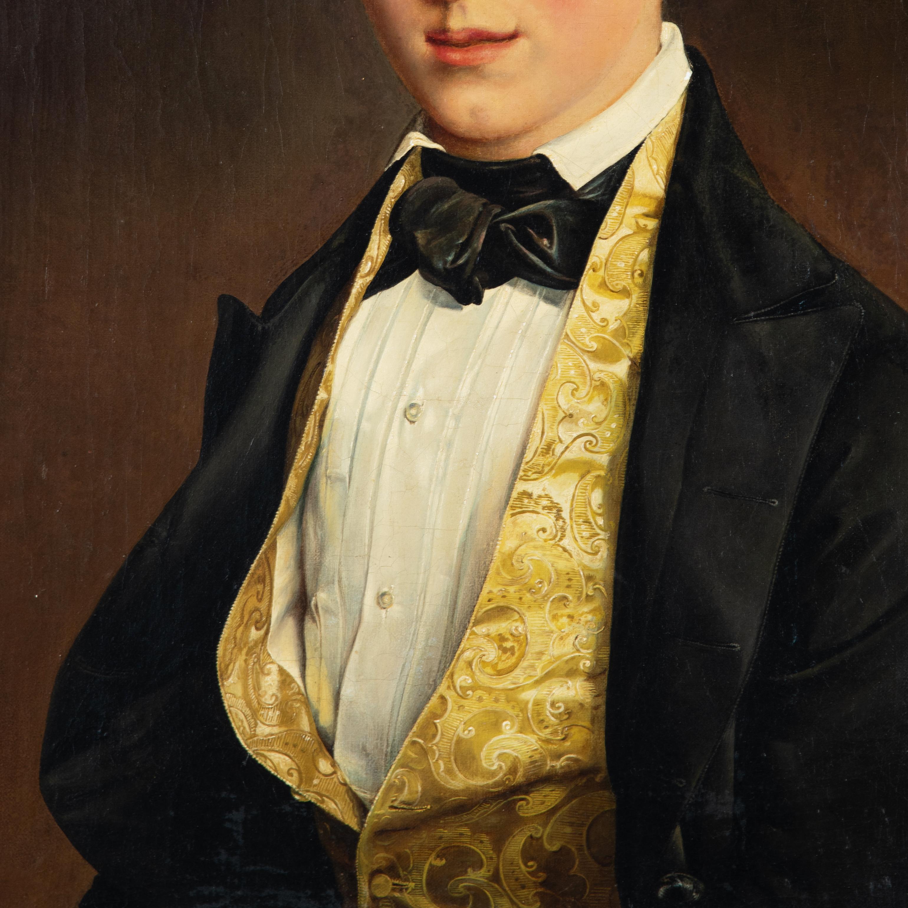 Giovane uomo in gilet di broccato giallo
