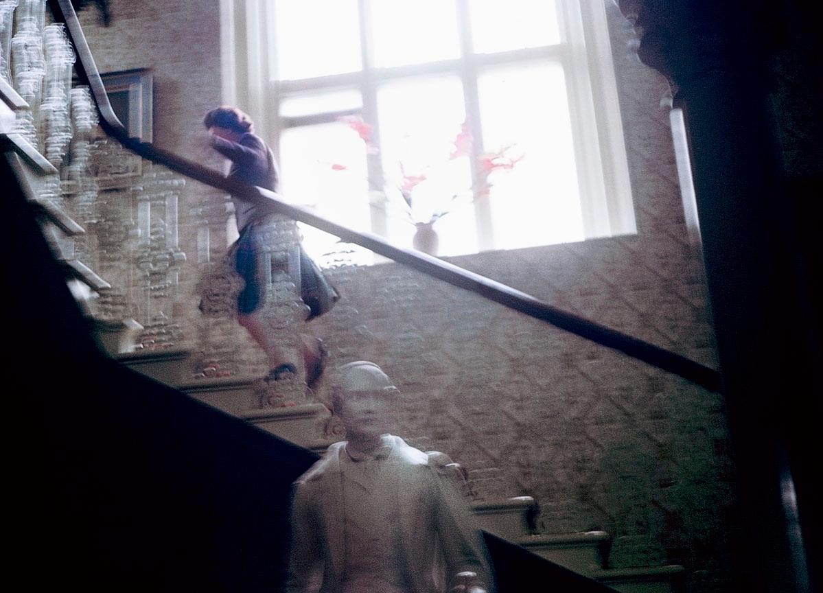 Portrait Photograph David Montgomery (photographer) - Queen Elizabeth Running Upstairs (Royaume-Uni)