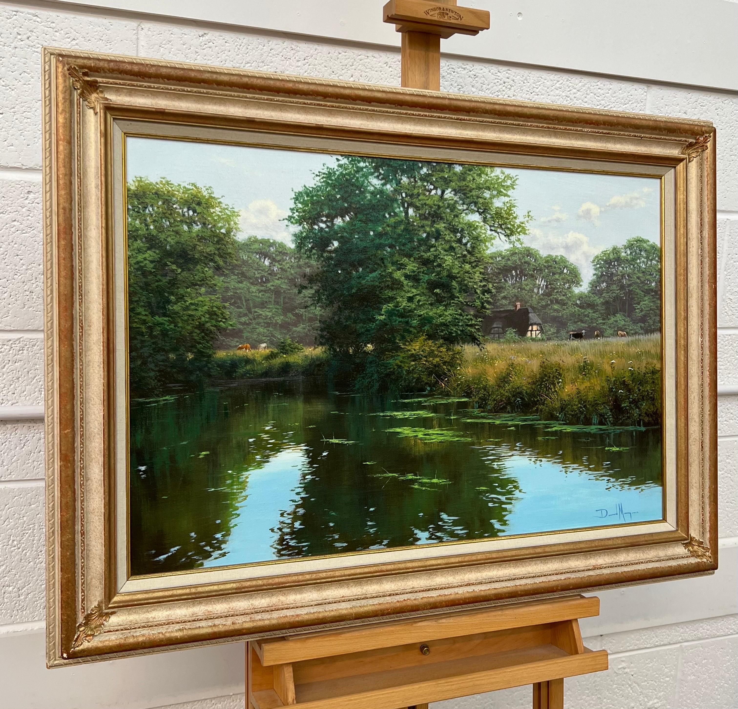 Idílica escena de paisaje fluvial arbolado con ganado y cabaña de paja del artista contemporáneo británico David Morgan (nacido en 1964). Este cuadro capta la paz y la tranquilidad que se respira en la campiña inglesa en verano, con el cielo azul