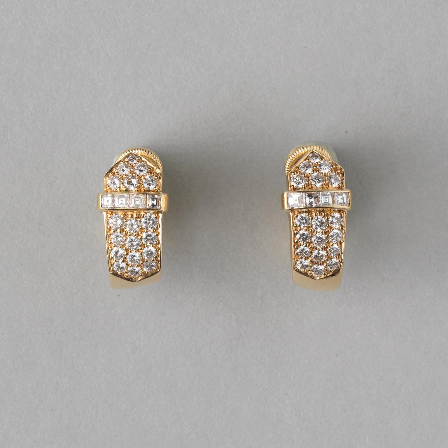 A pair of 18 carat yellow gold buckle ear clips set with brilliant cut diamonds and a little band with four carré cut diamonds  (app. 1.36 carat in total) master mark: DM for David Morris, England, 1990.

weight: 8.75 gram
dimensions: 1.8 x 0.9 cm