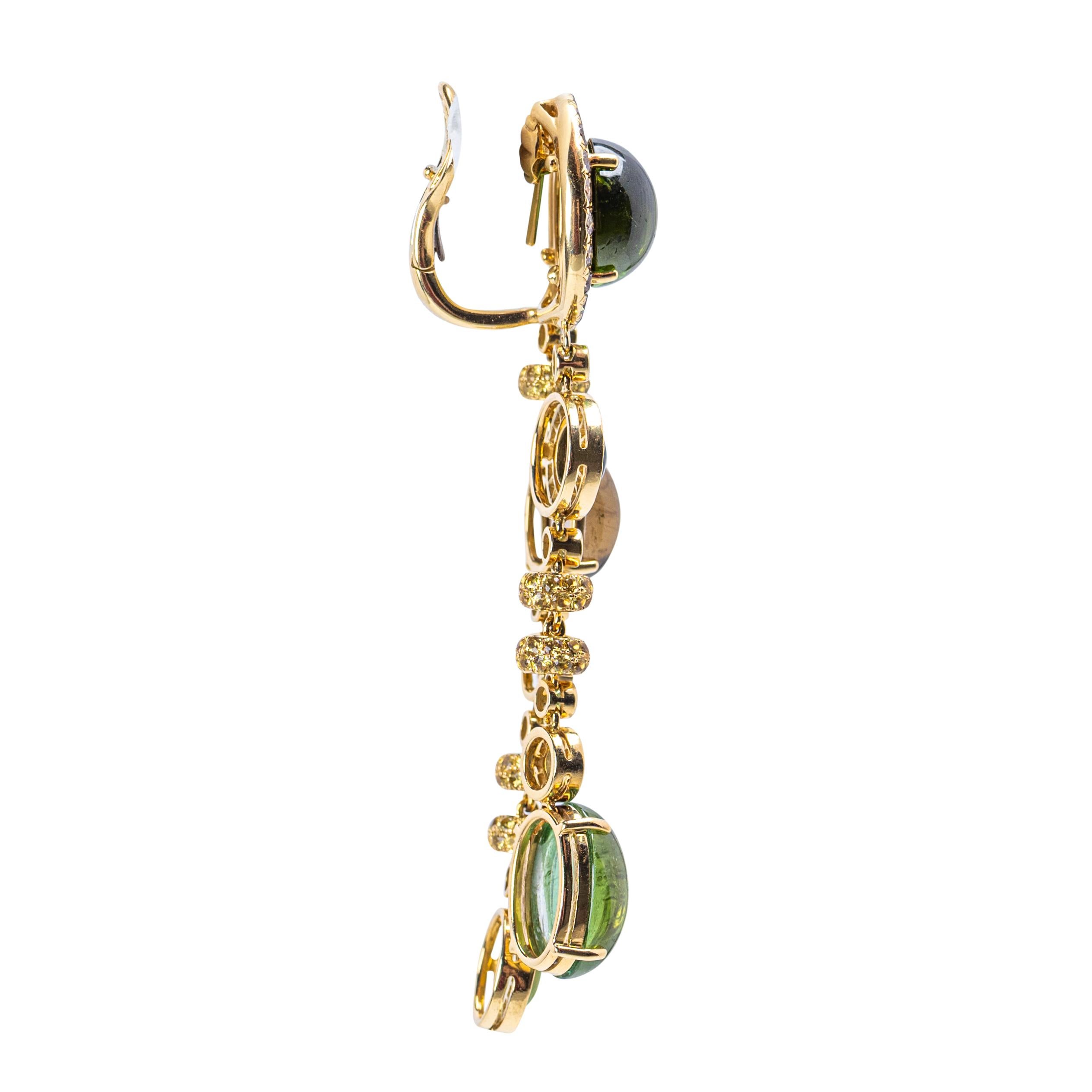 Boucles d'oreilles pendantes en or jaune 18 K Tourmaline verte, diamant et saphir David Morris

Une paire opulente et magistralement conçue par le célèbre joaillier britannique David Morris. Chaque boucle d'oreille présente une cascade lumineuse de