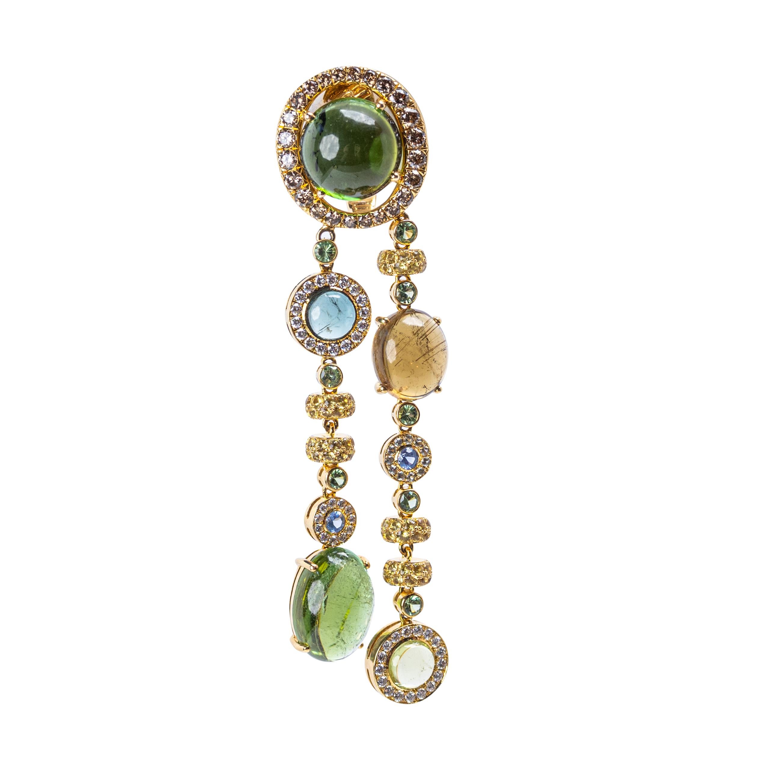 Taille ronde David David Boucles d'oreilles pendantes en or jaune 18 K Tourmaline verte, diamant, saphir en vente