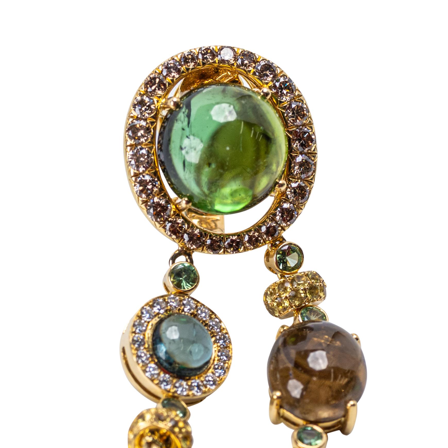 David David Boucles d'oreilles pendantes en or jaune 18 K Tourmaline verte, diamant, saphir Unisexe en vente