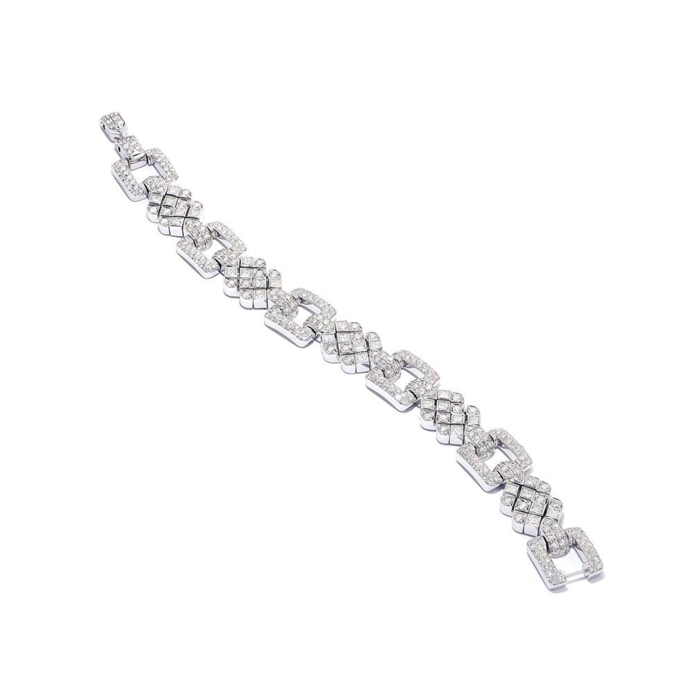 This geometric white diamond and gold chain bracelet from the David Morris archive makes a bold, vintage-inspired jewellery statement. 
The bracelet uses a combination of cuts and strong geometric shapes, with alternating squares and asymmetric