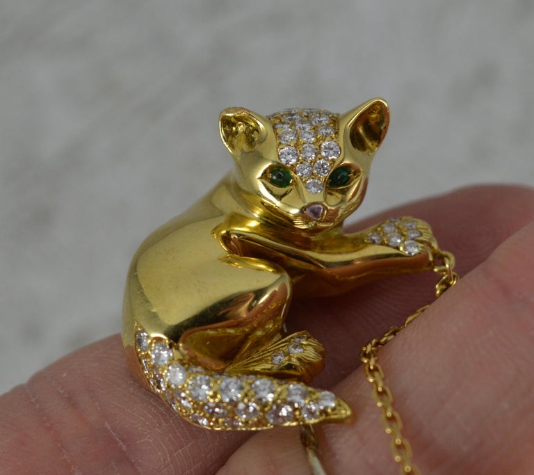 David Morris 18ct Gold VS Diamond Emerald Cat and Mouse Pin In Excellent Condition For Sale In St Helens, GB