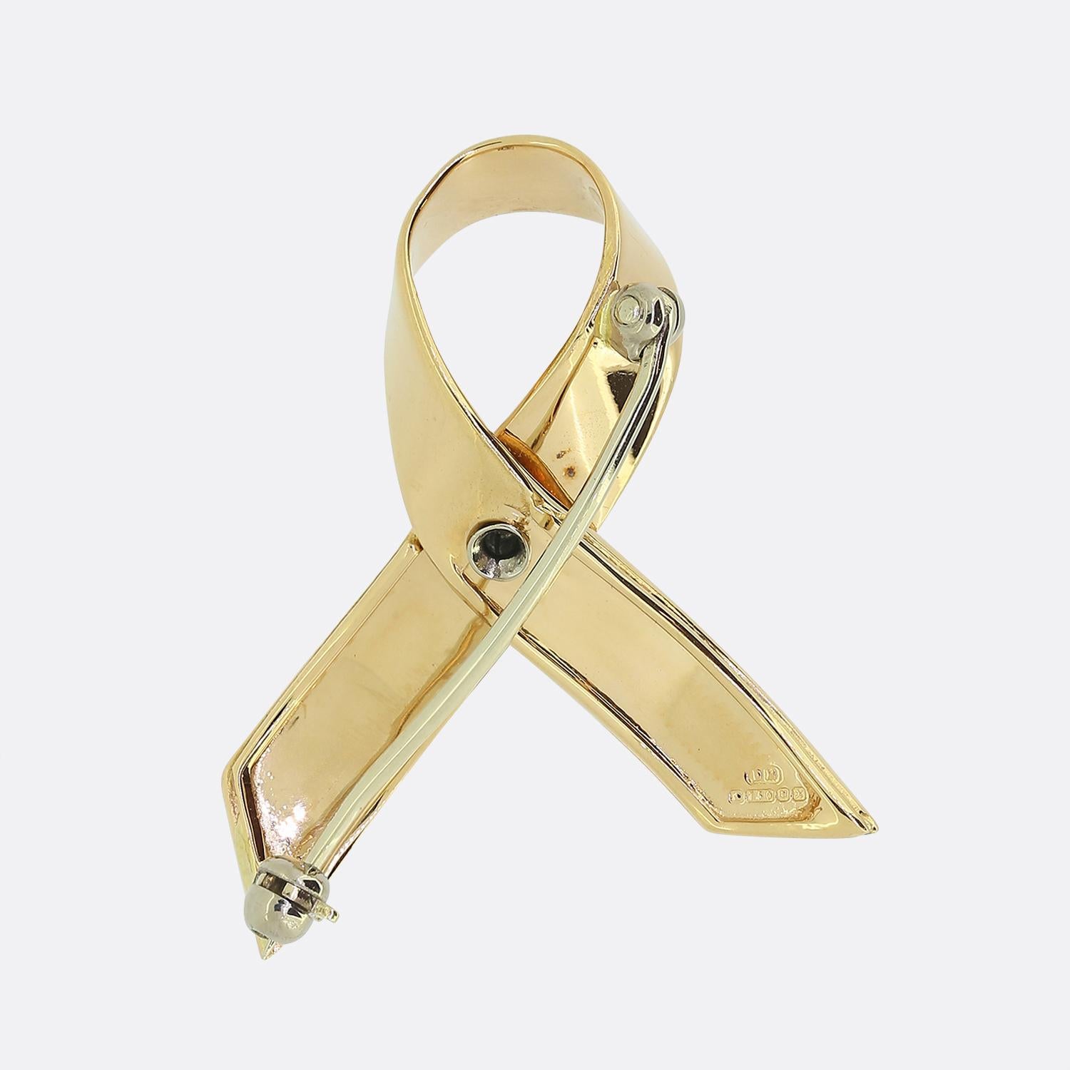 Here we have a wonderful brooch from the luxury jewellery designer David Morris. The brooch features a single diamond that sits in the centre of an elegant bow design.

Condition: Used (Excellent)
Weight: 5.6 grams
Dimensions: 33mm x 25mm x