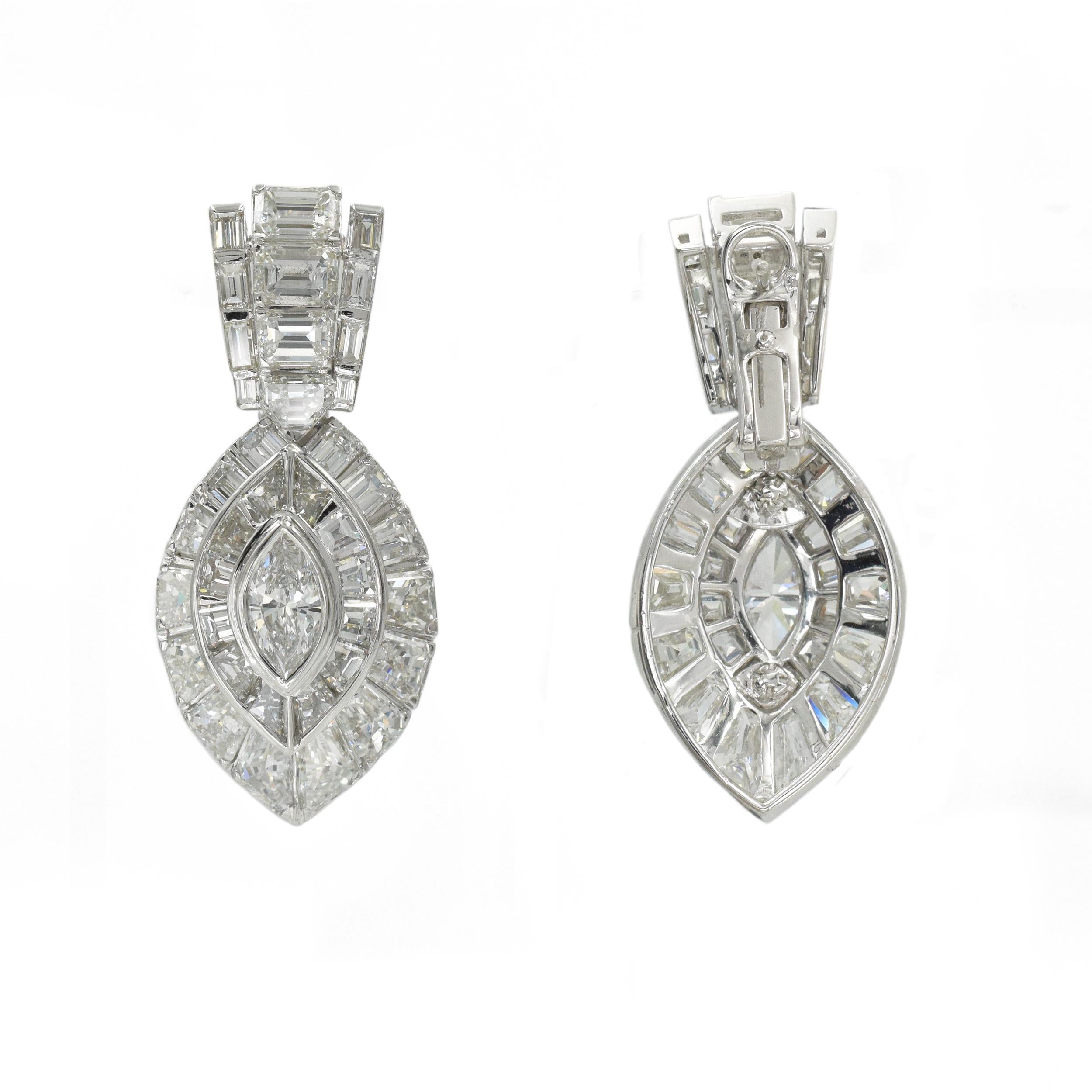 Taille baguette David Morris Boucles d'oreilles en or blanc et diamants en vente