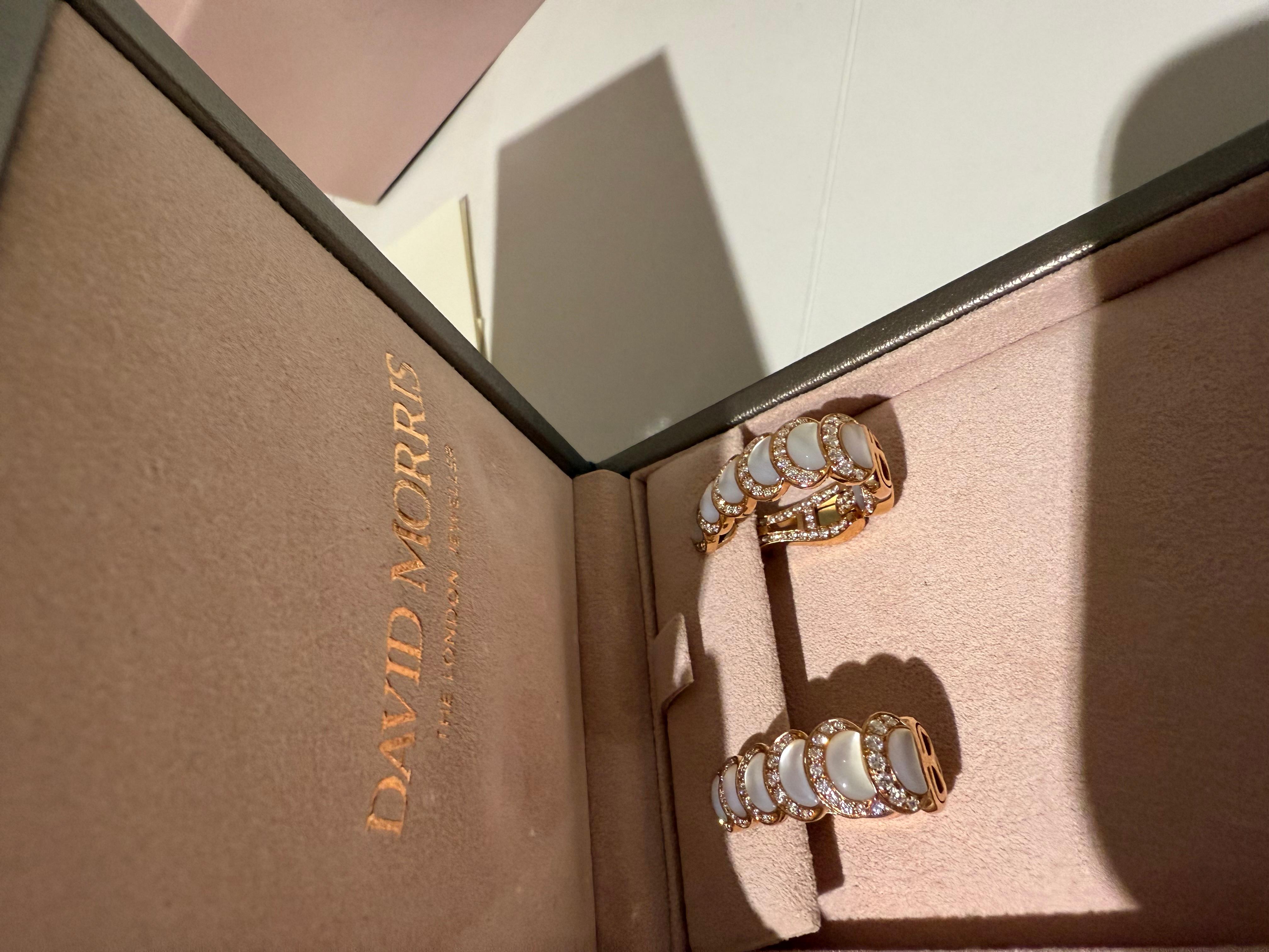 David Morris Fortuna Hoop Earrings aus 18 Karat Roségold mit Perlmuttsteinen. 

18 Karat Roségold
Weiße Diamanten
Gesamtgewicht der Diamanten 1,64ct