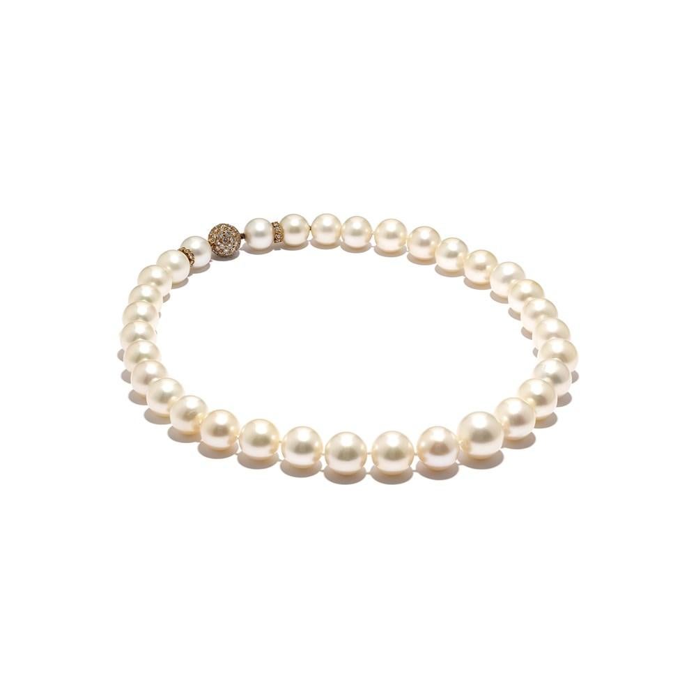 This spectacular pearl necklace from David Morris showcases the House’s commitment to working with the world’s most prized and beautiful gemstones.

Made with 33 natural golden pearls, this one-of-a-kind creation also features a beautiful round