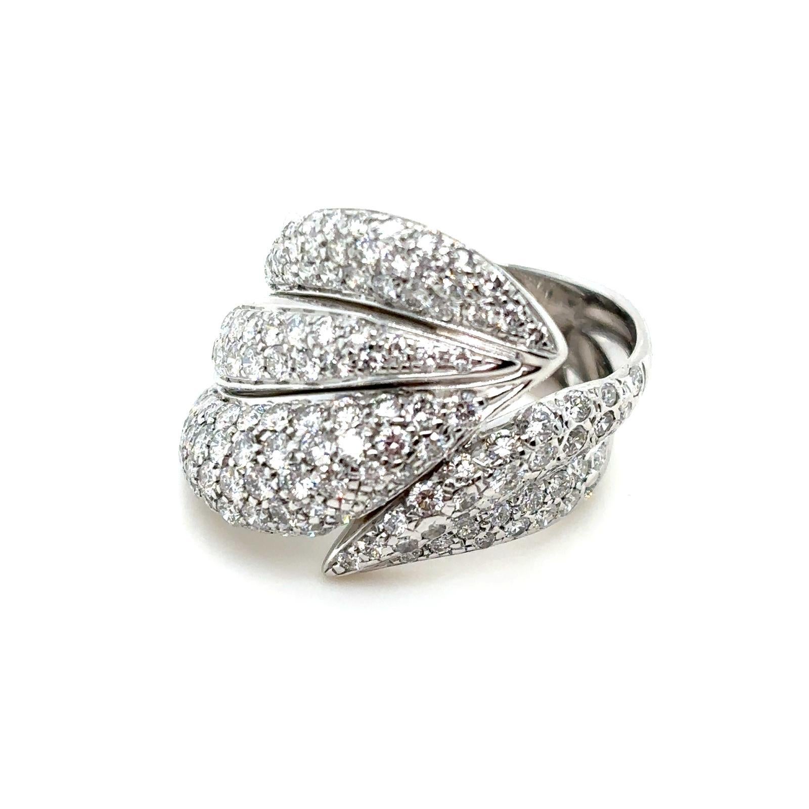 Un or blanc 18 carats  Bague croisée en diamant rond de taille brillant, sertie en pavé, par David Morris.

Cette bague est conçue comme une bague croisée, pavée et sertie de diamants ronds de taille brillant pour un total d'environ 1,30 carats, de